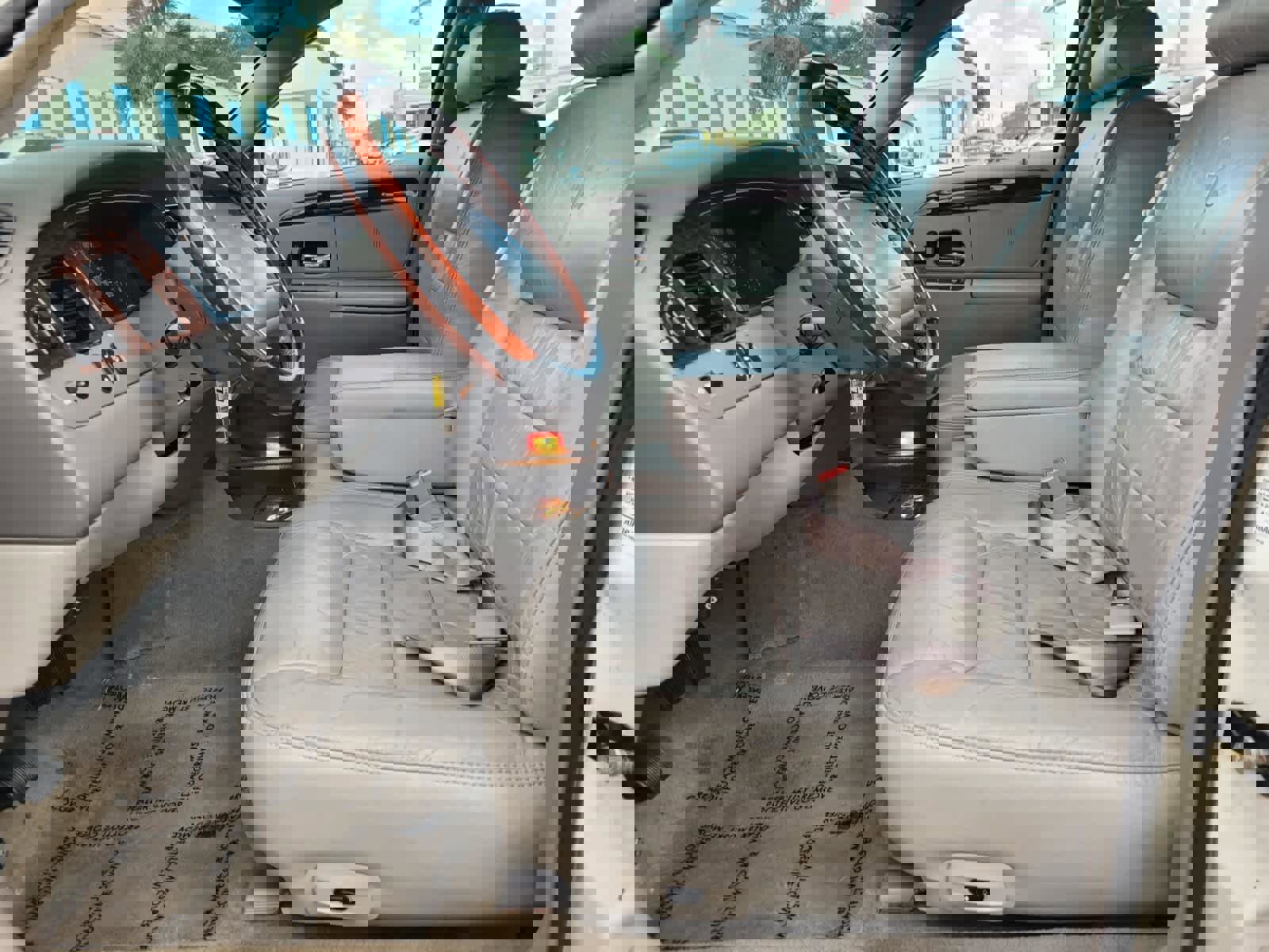 Used 2001 Lincoln Town Car Executive image 3