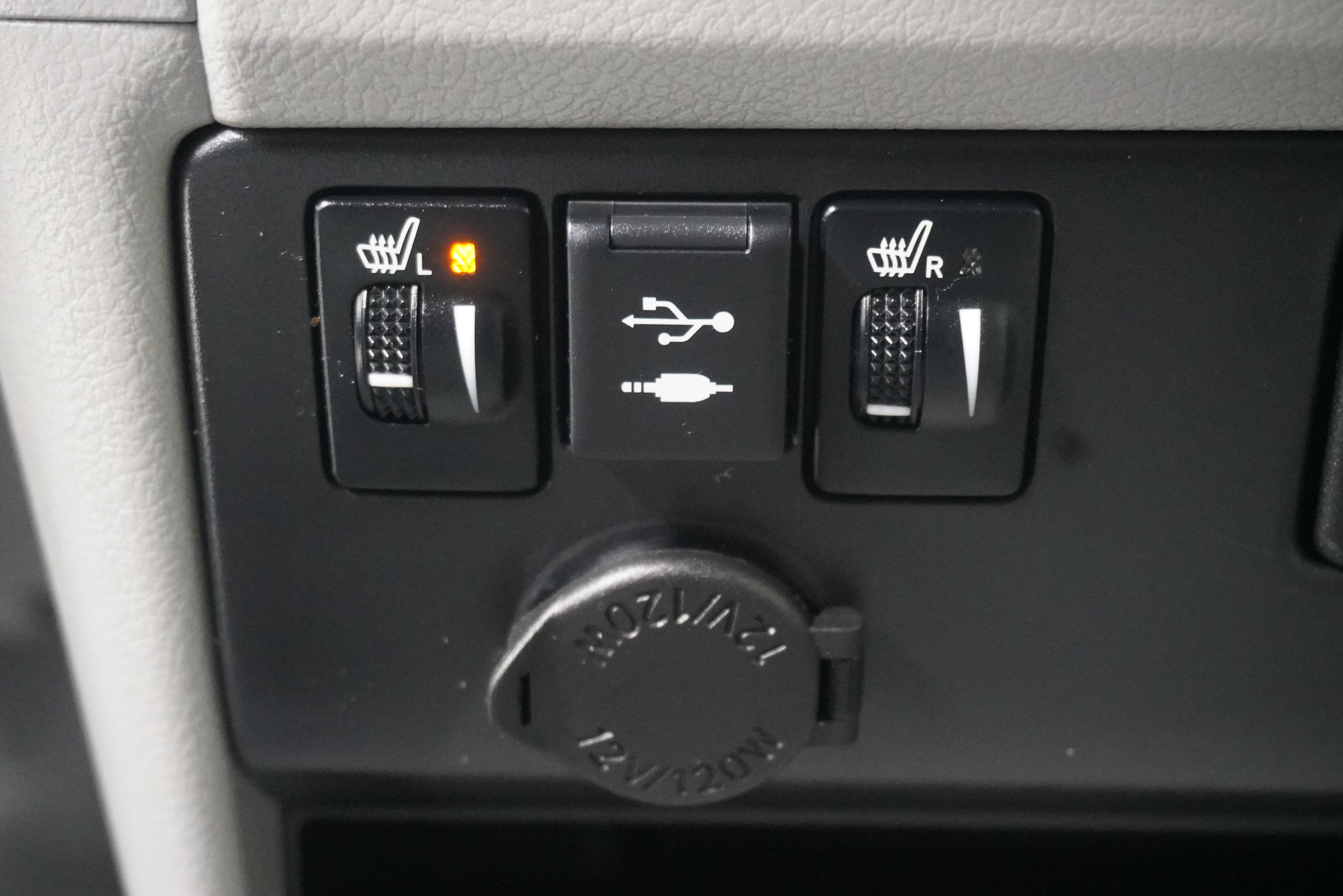 Used 2020 Toyota Sienna XLE w/ XLE Navigation Package FWD image 25