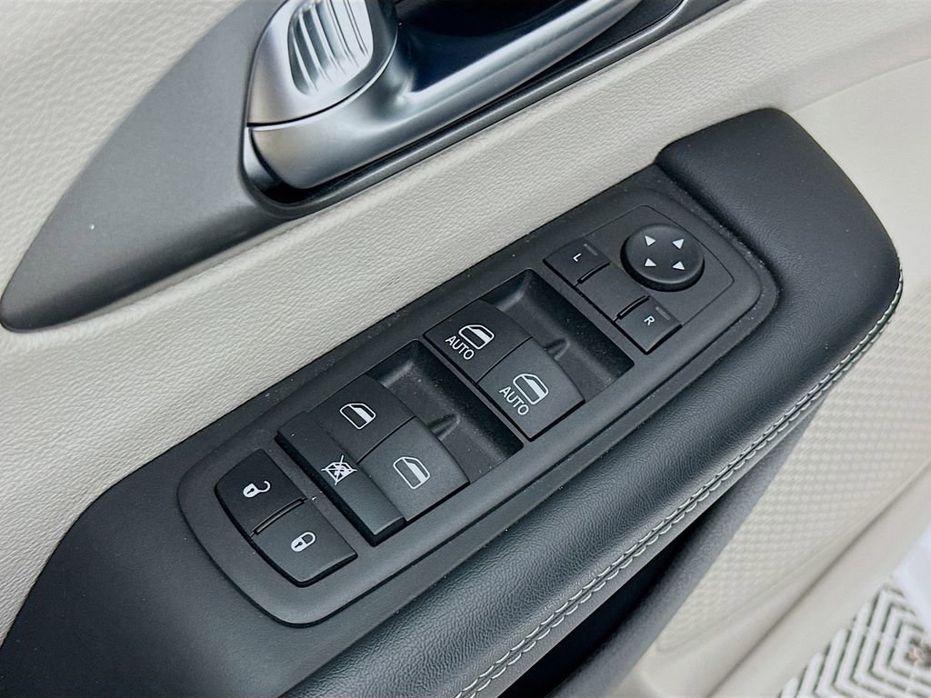 Used 2023 Chrysler Pacifica Touring-L image 26