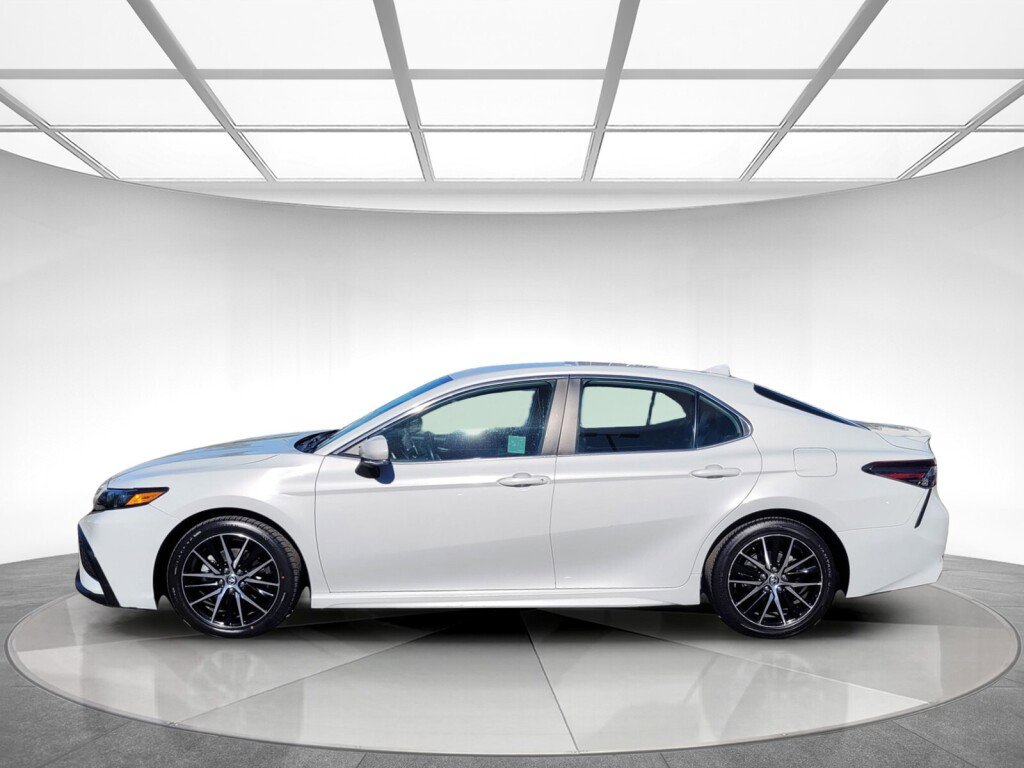 Used 2023 Toyota Camry SE image 7