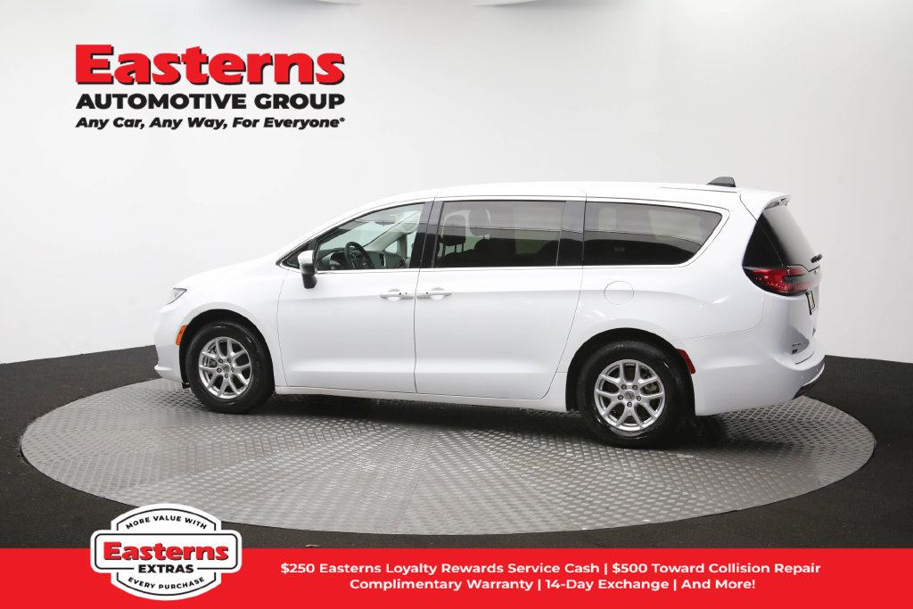 Used 2023 Chrysler Pacifica Touring-L FWD image 64