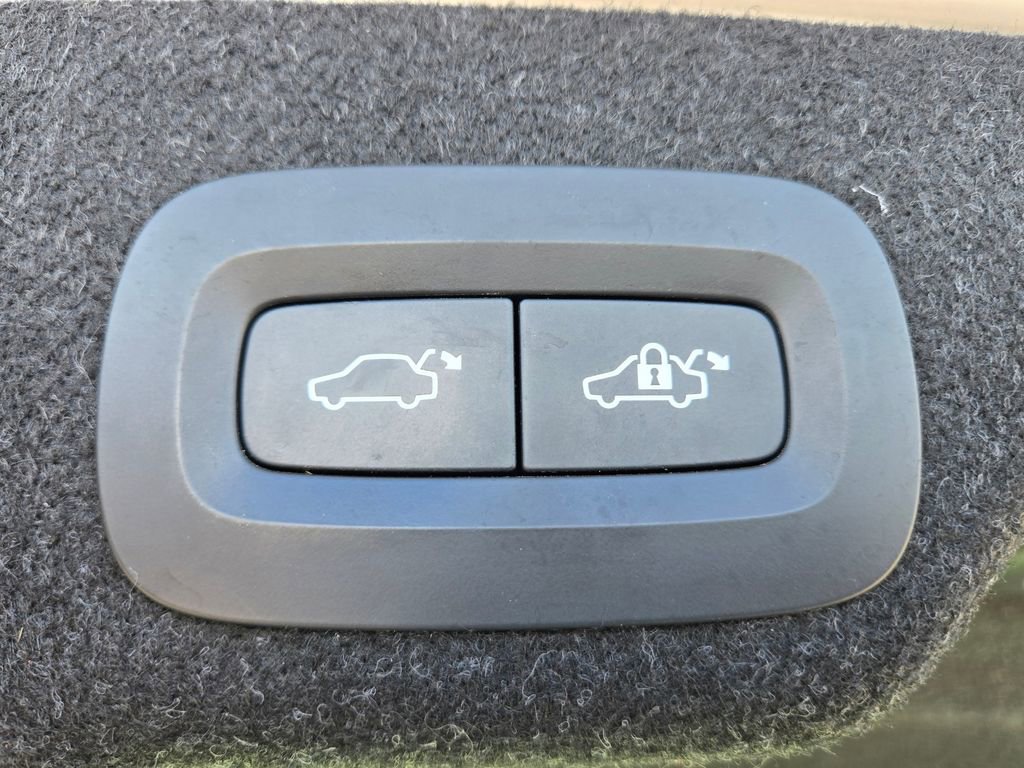 Used 2018 Volvo S90 T8 Inscription w/ Convenience Package image 22