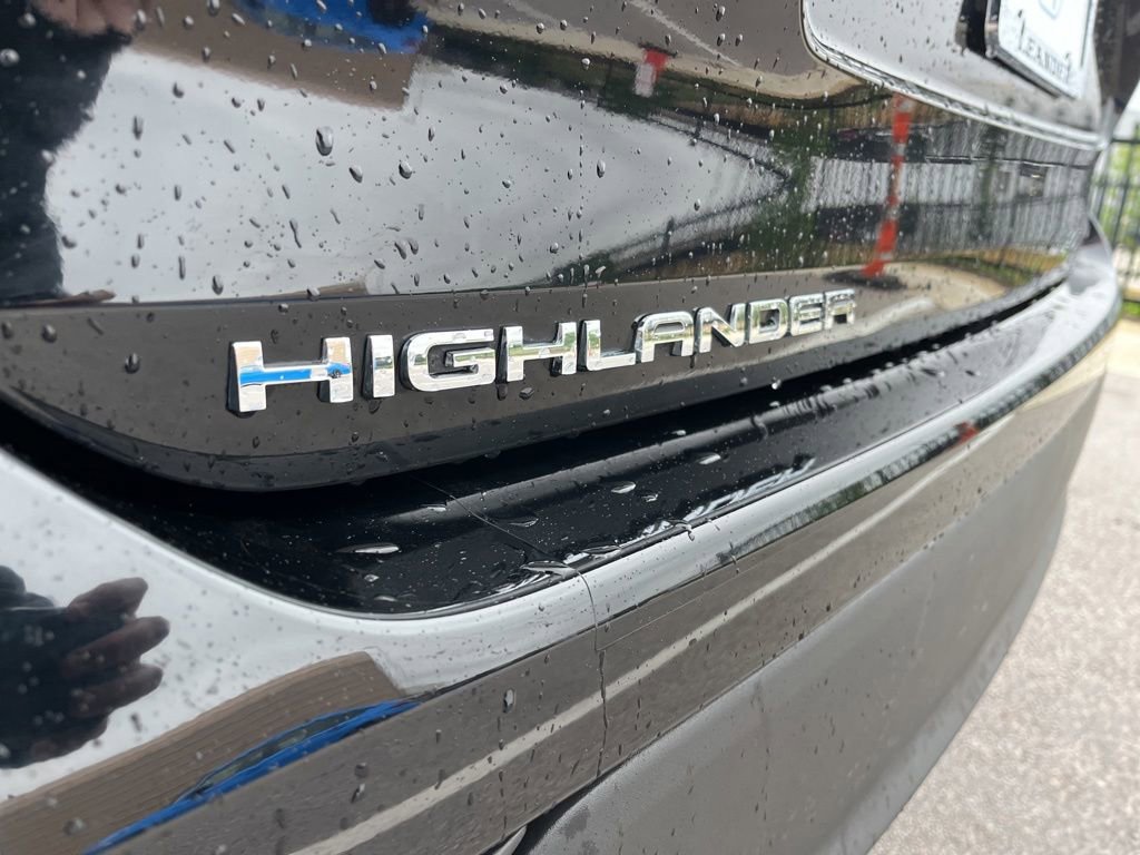 Used 2024 Toyota Highlander LE FWD image 8