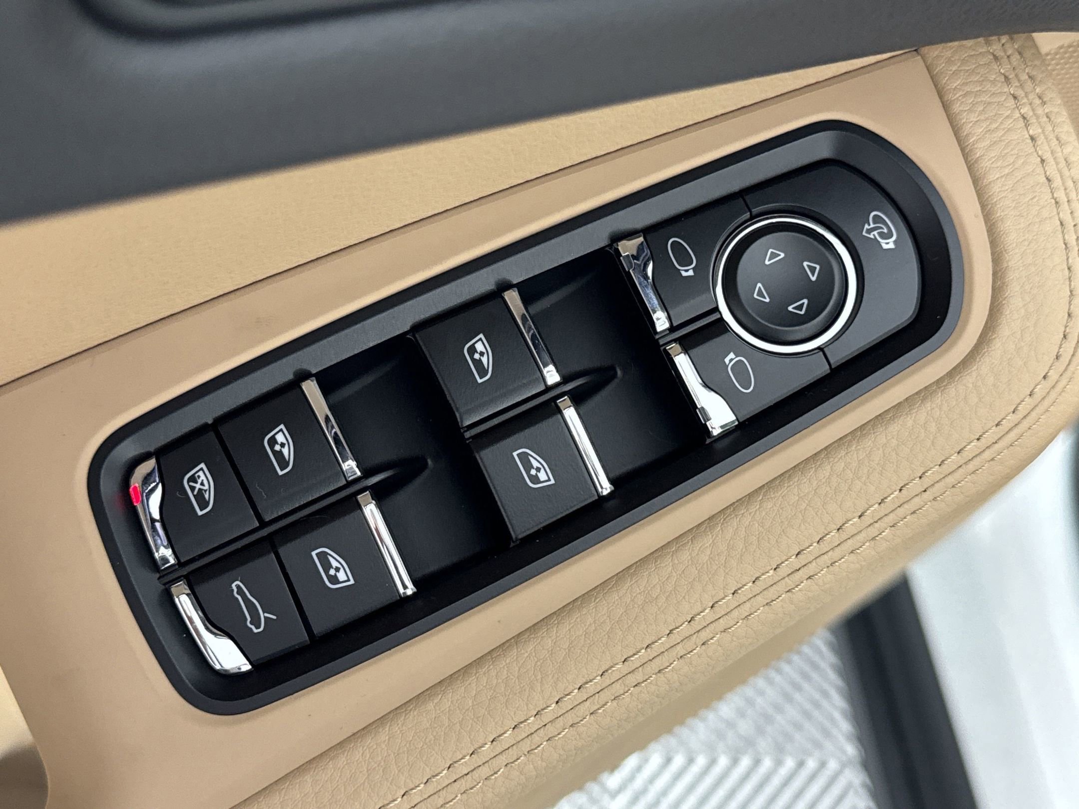 Certified 2025 Porsche Macan image 12