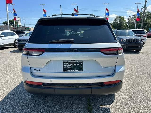 Used 2023 Jeep Grand Cherokee Altitude image 4