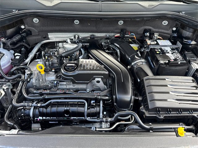 Used 2025 Volkswagen Taos SE image 12