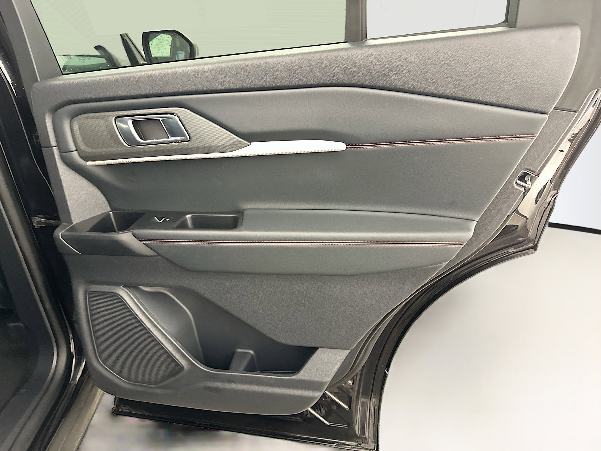 Used 2025 Ford Explorer ST-Line image 33