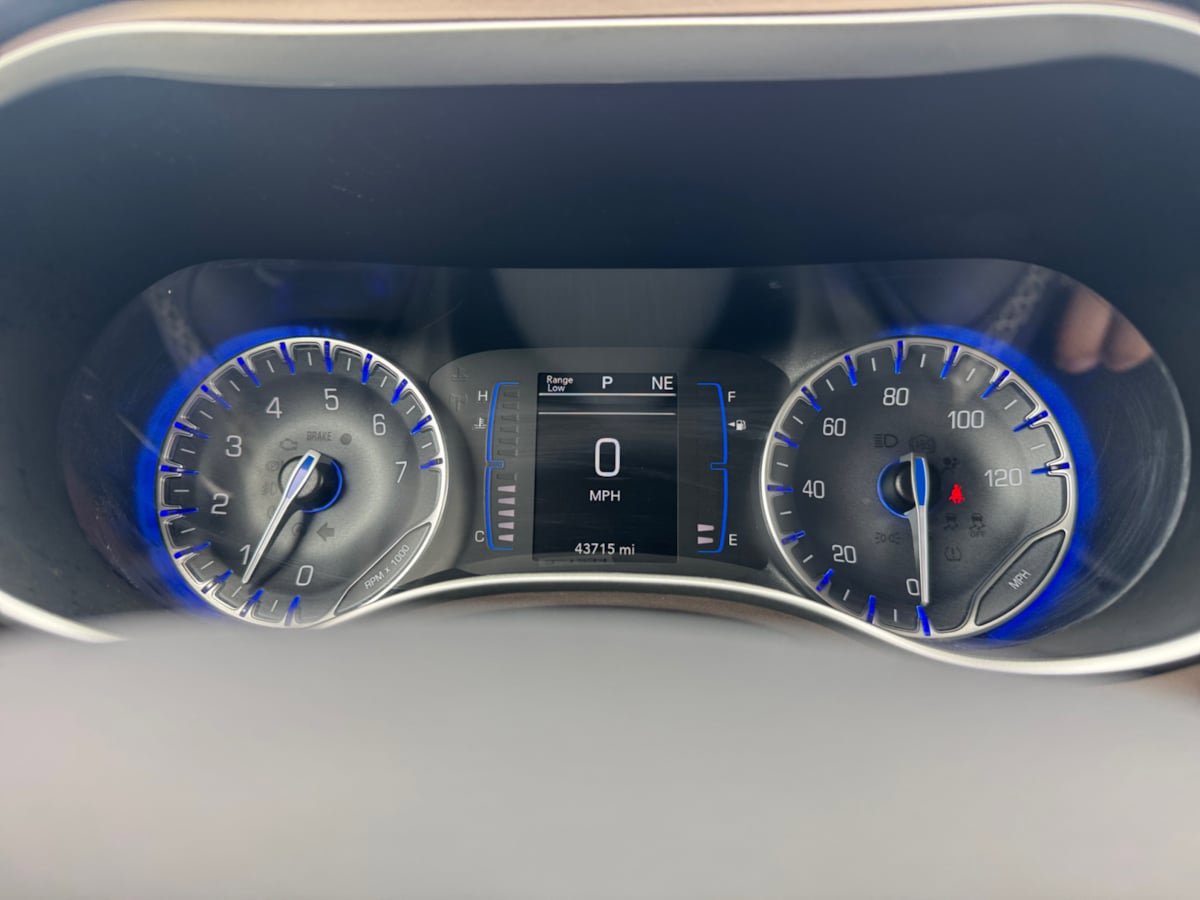 Used 2022 Chrysler Voyager LX FWD image 12