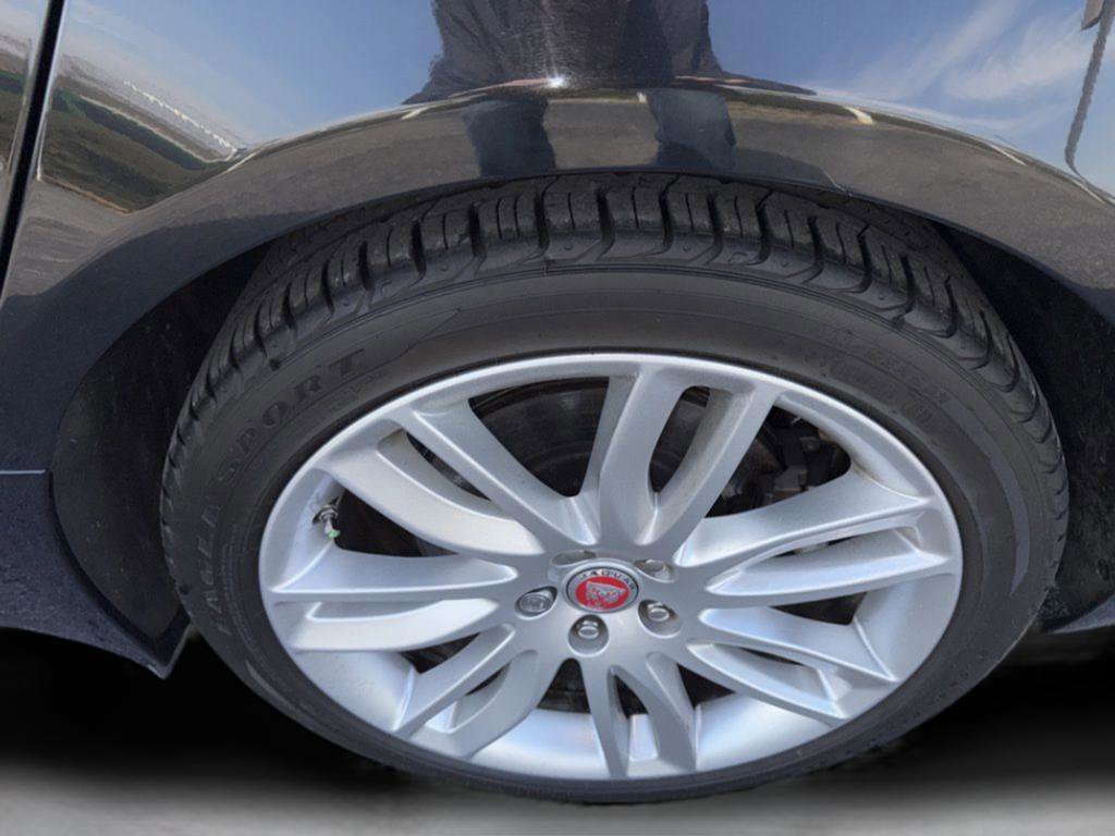 Used 2022 Jaguar XF SE image 42