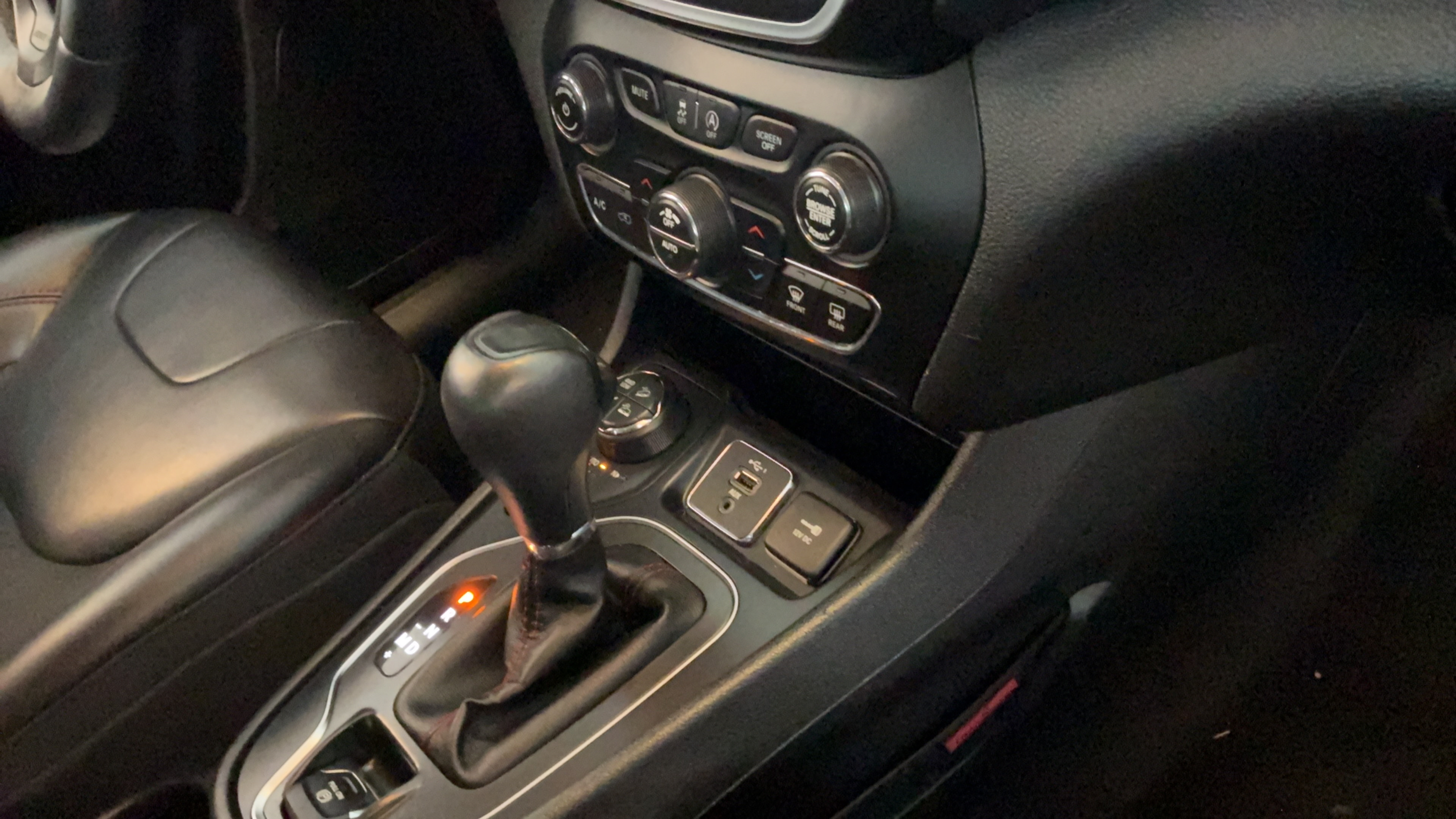 Used 2019 Jeep Cherokee Trailhawk AWD/4WD image 41