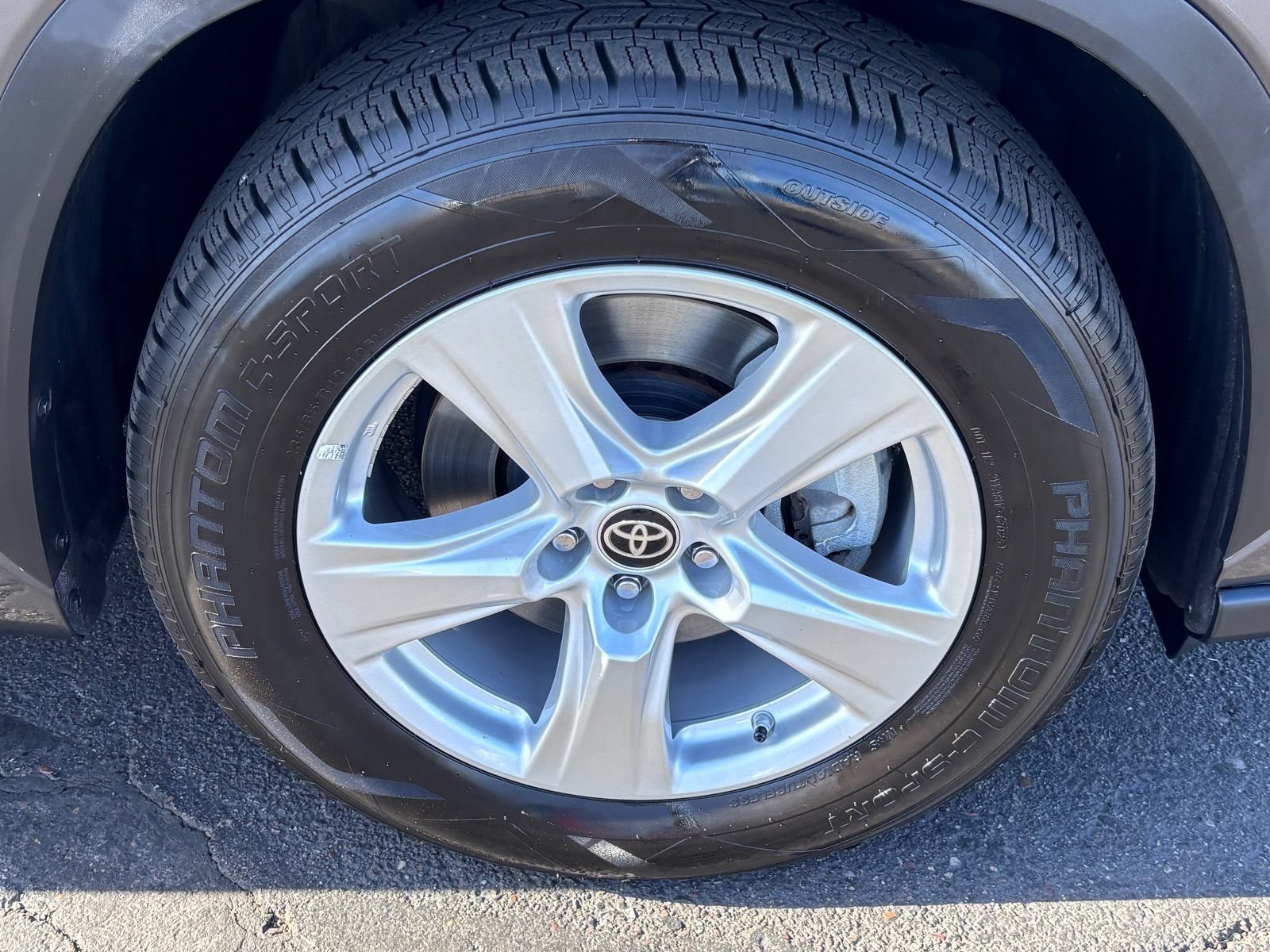 Used 2024 Toyota Highlander LE FWD image 11