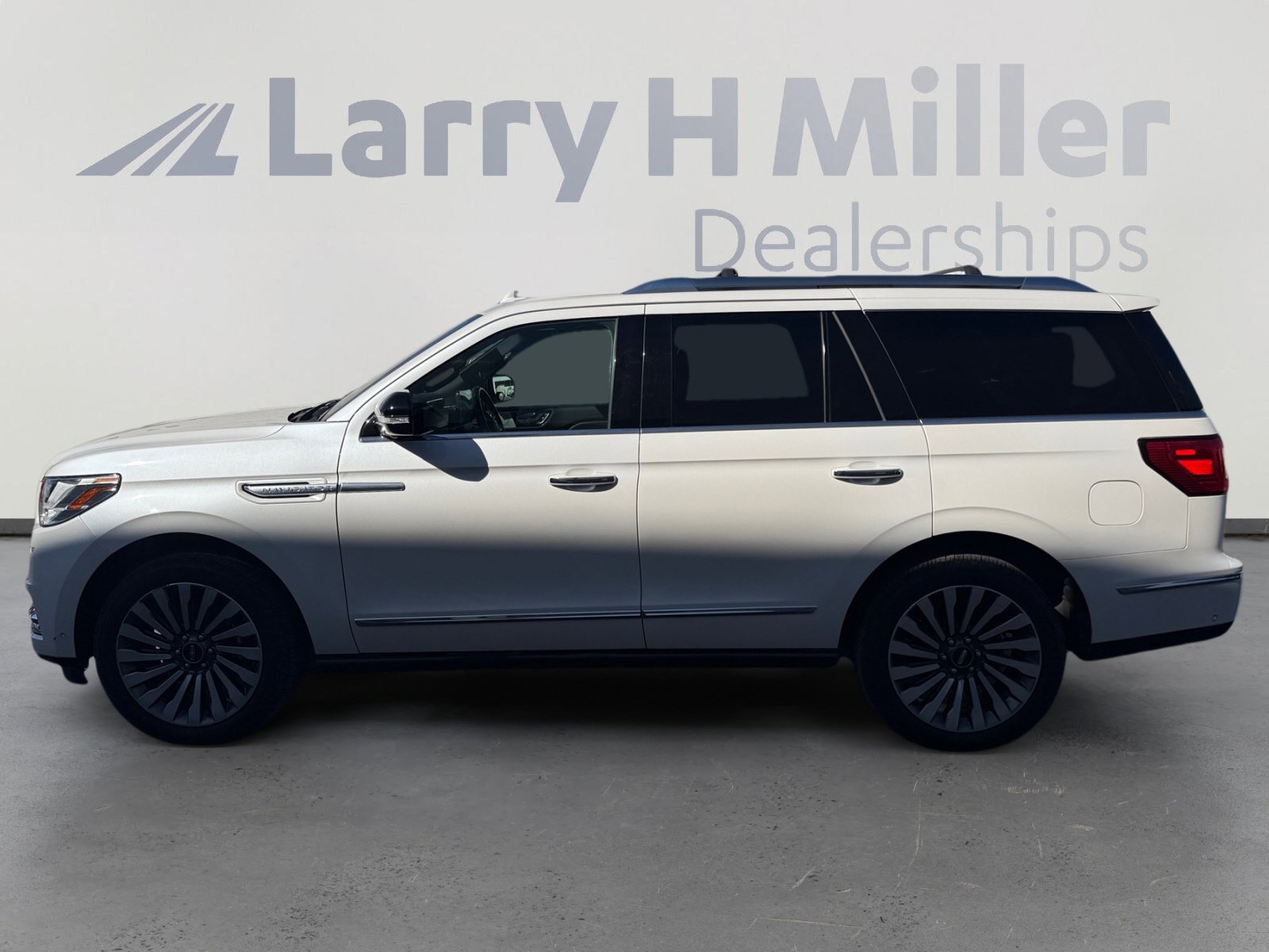 Used 2019 Lincoln Navigator Reserve image 2