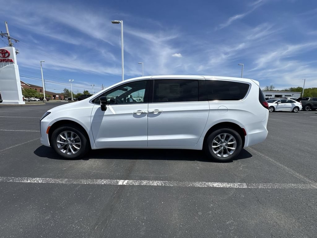 New 2027 Chrysler Pacifica Select AWD/4WD image 5