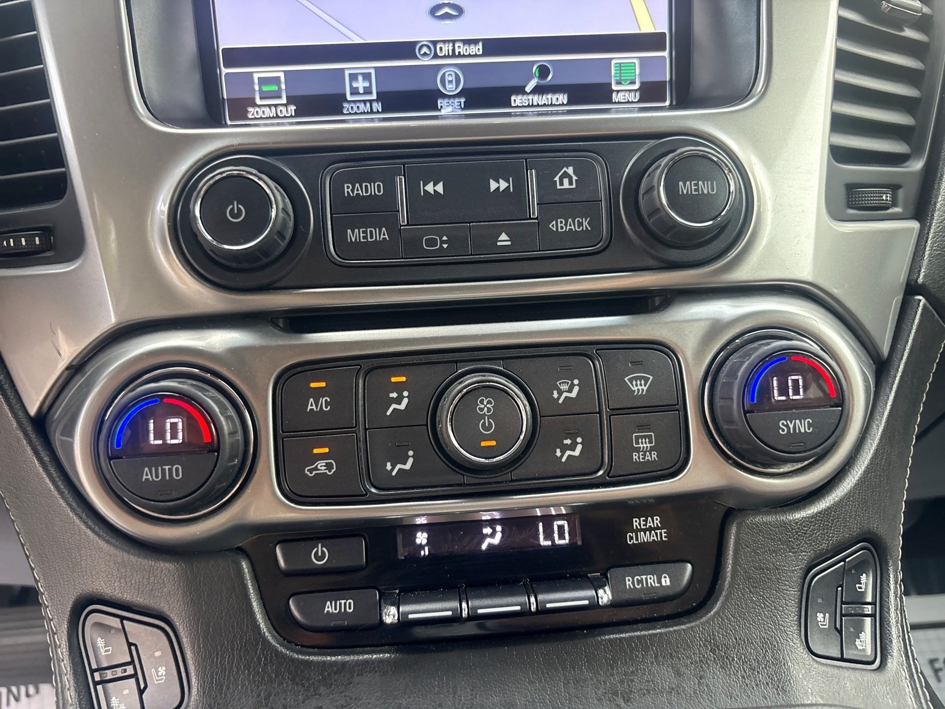 Used 2019 Chevrolet Suburban Premier w/ Premier Plus Edition AWD/4WD image 17