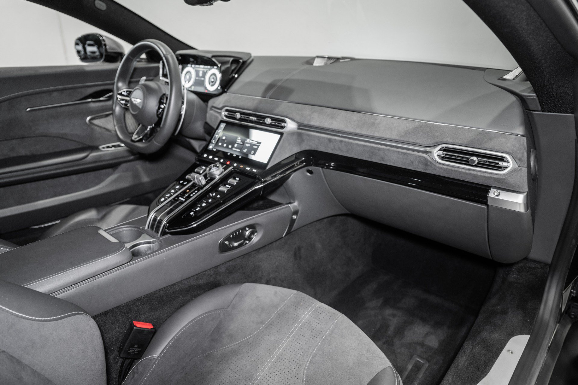Used 2025 Aston Martin V8 Vantage Coupe RWD image 15