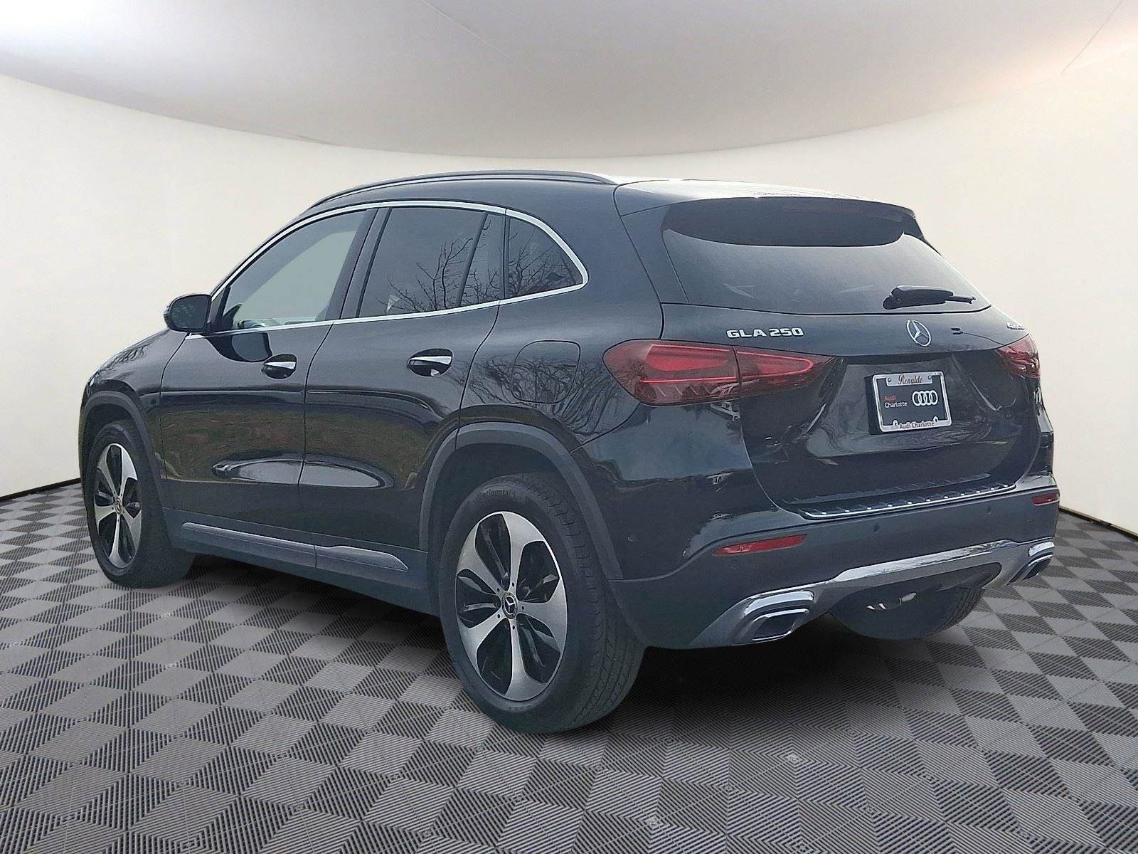 Used 2025 Mercedes-Benz GLA 250 4MATIC image 4