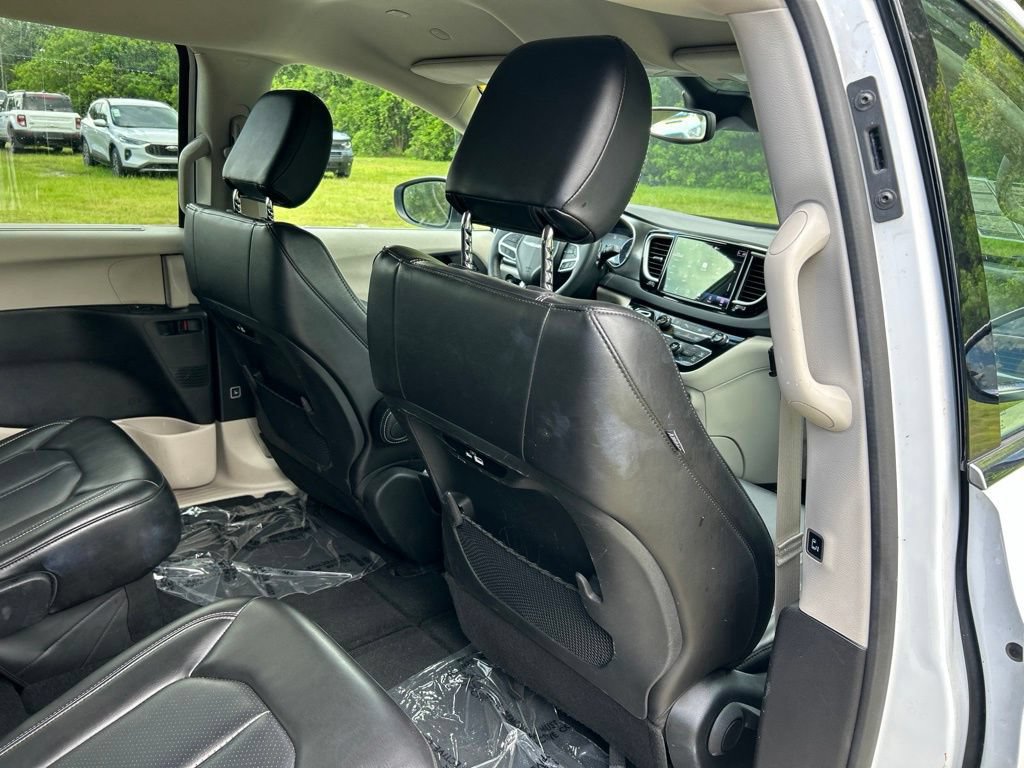 Used 2023 Chrysler Pacifica Touring-L FWD image 43
