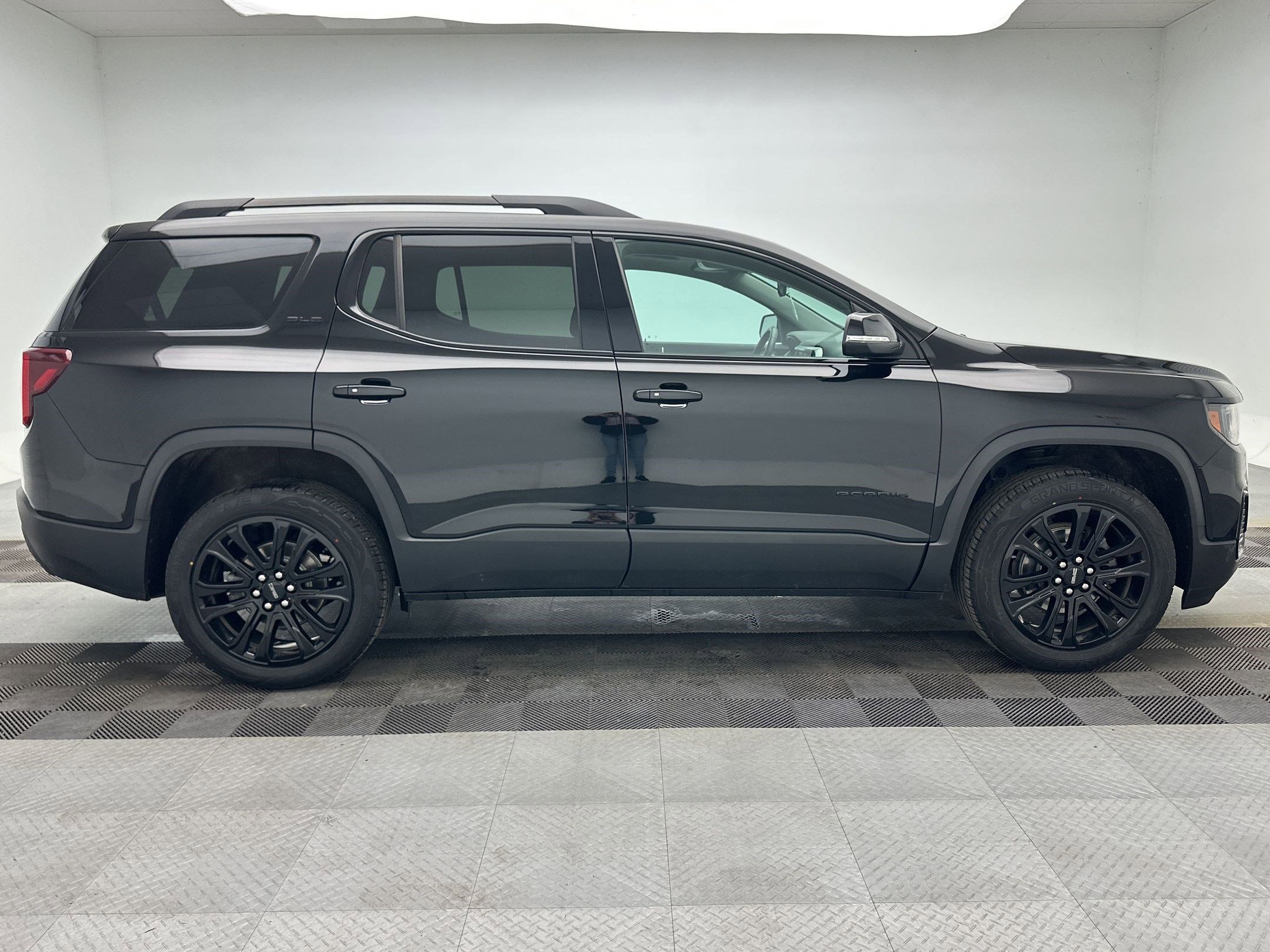 Certified 2023 GMC Acadia SLE w/ Driver Convenience Package image 8