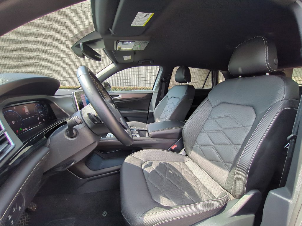 Used 2025 Volkswagen Atlas Cross Sport SE FWD image 21