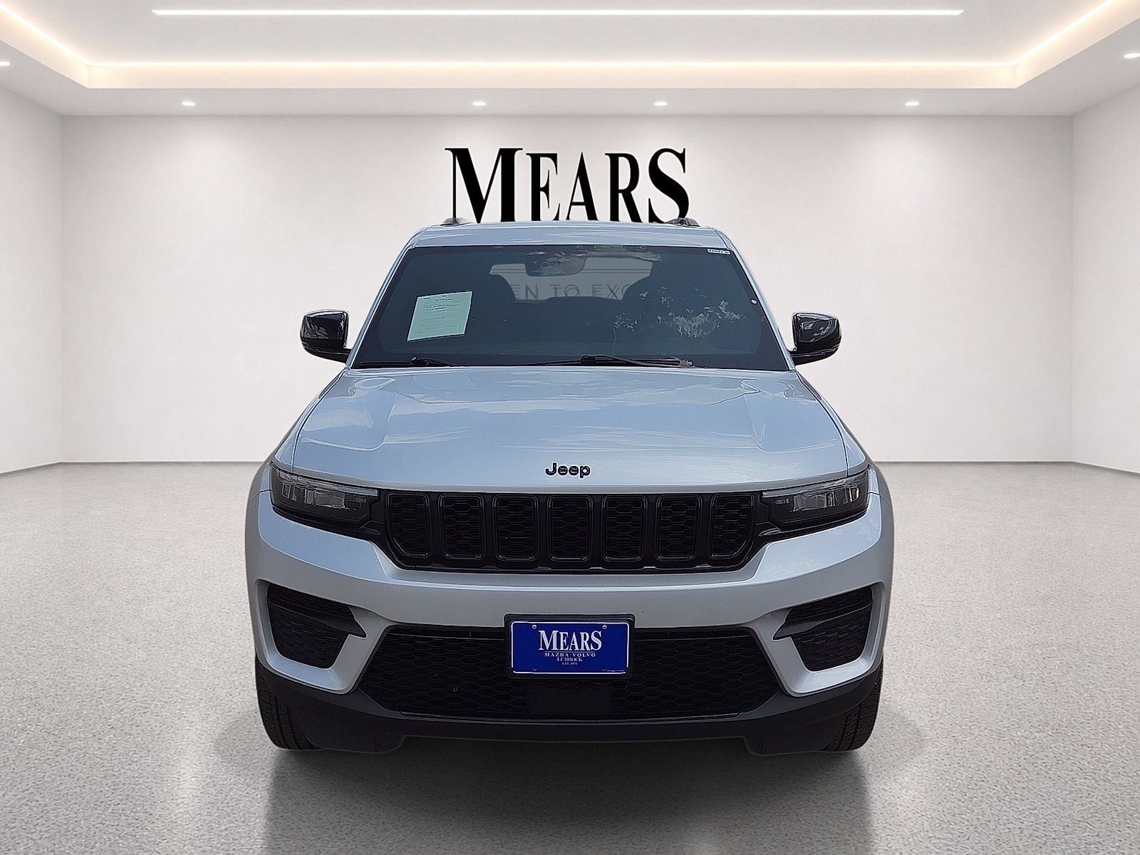 Used 2025 Jeep Grand Cherokee Altitude AWD/4WD image 8