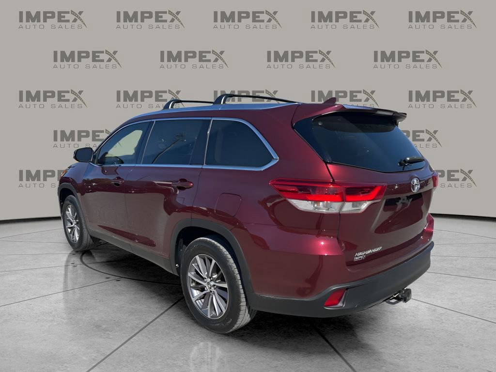 Used 2019 Toyota Highlander XLE FWD image 3