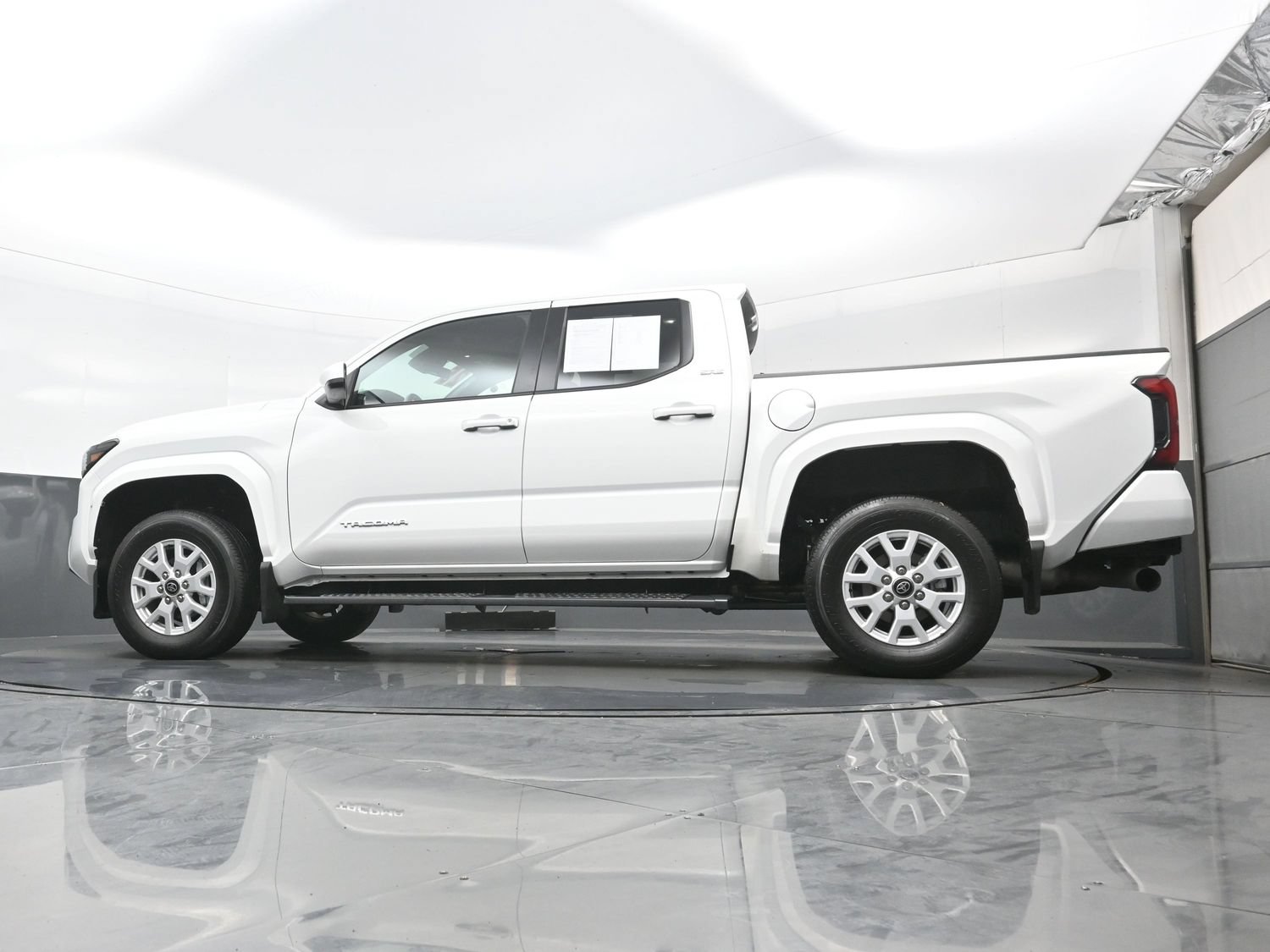 Used 2025 Toyota Tacoma SR5 AWD/4WD image 29