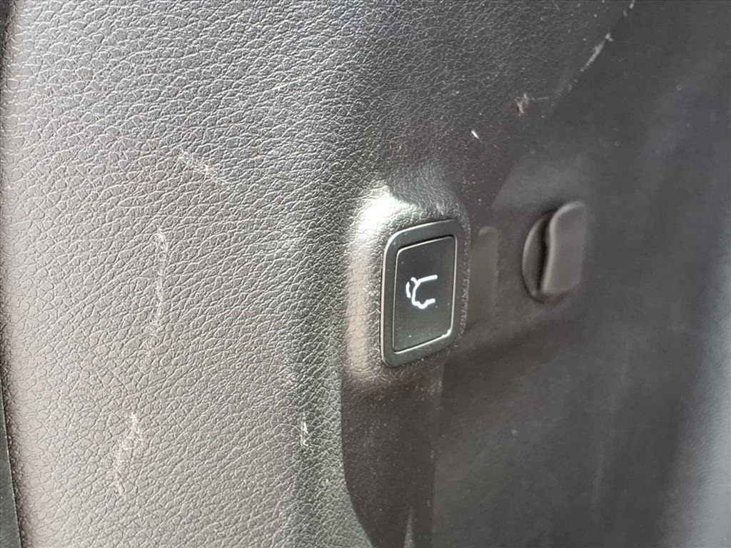 Used 2019 Jeep Cherokee Latitude Plus w/ Comfort/Convenience Group AWD/4WD image 25