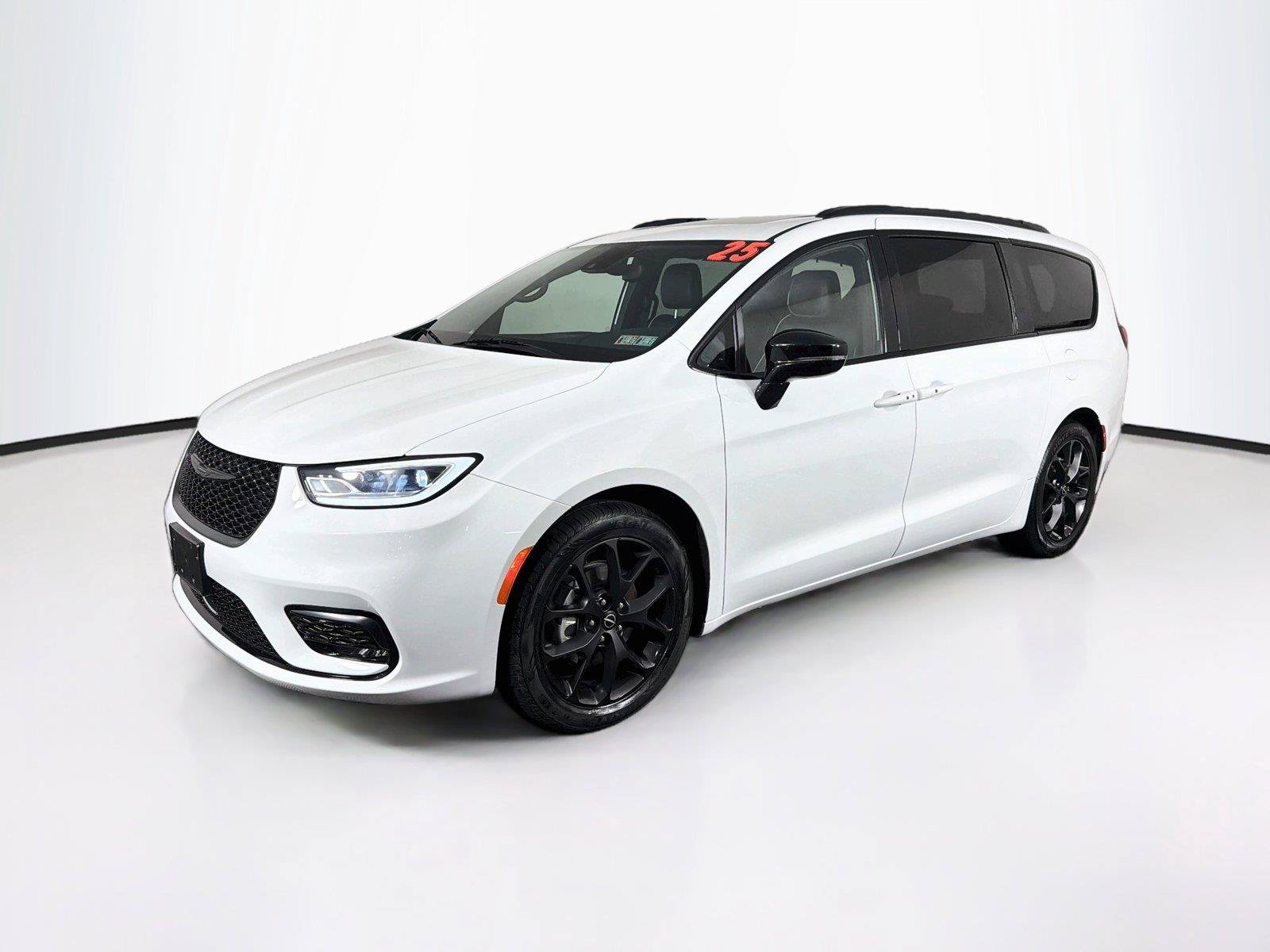 Used 2025 Chrysler Pacifica Limited FWD image 7