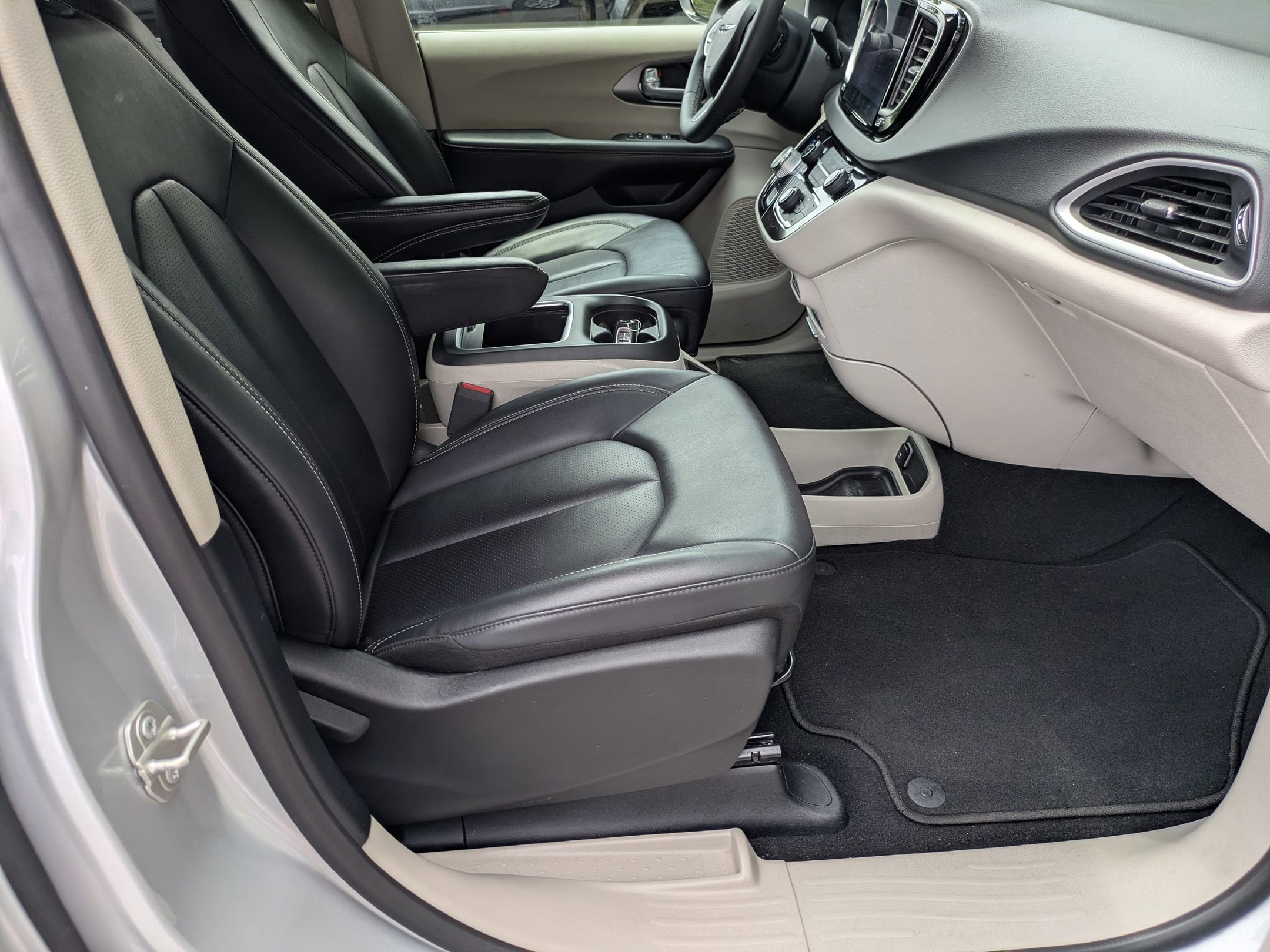 Used 2024 Chrysler Pacifica Touring-L FWD image 34