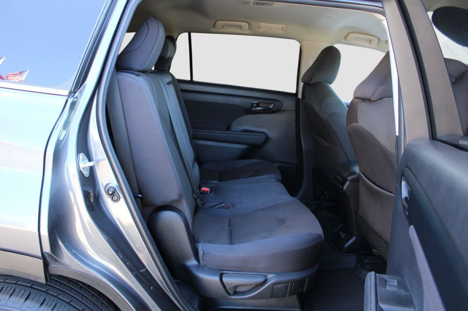 Used 2023 Toyota Highlander LE AWD/4WD image 38