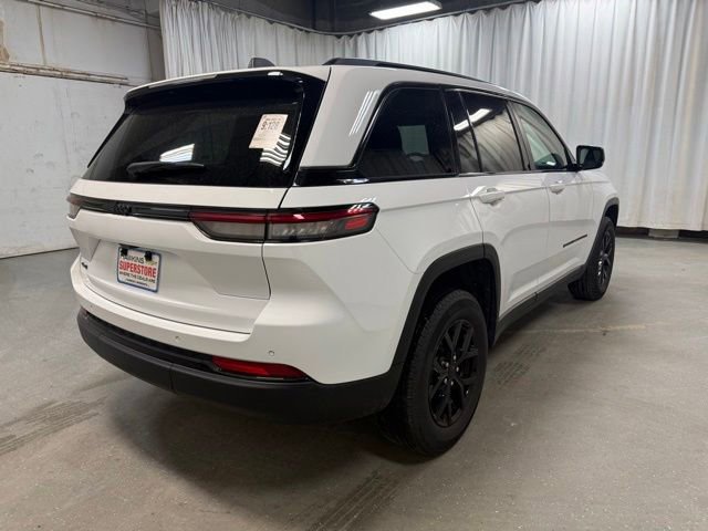 Used 2025 Jeep Grand Cherokee Altitude AWD/4WD image 5