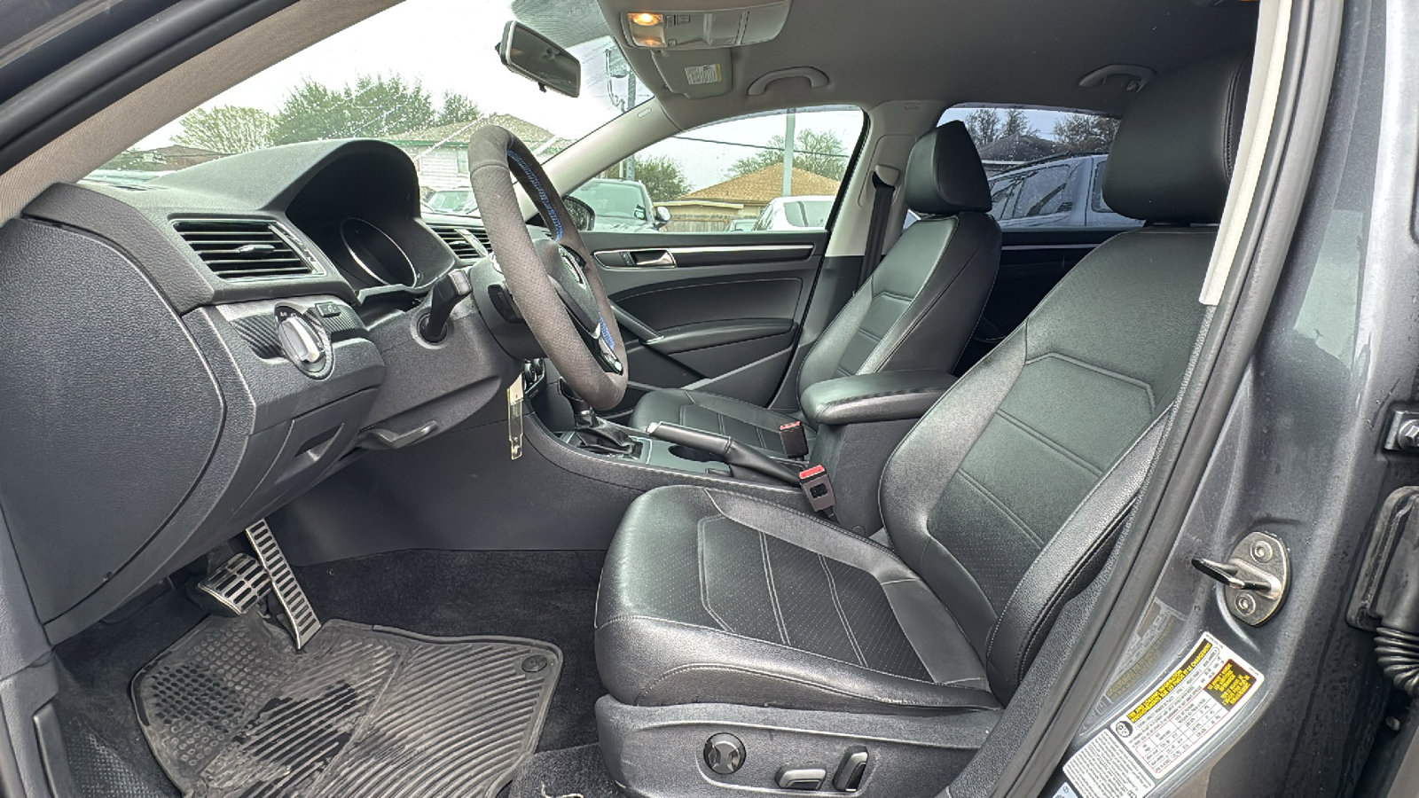 Used 2017 Volkswagen Passat 1.8T R-Line w/ R-Line Lighting Package image 9