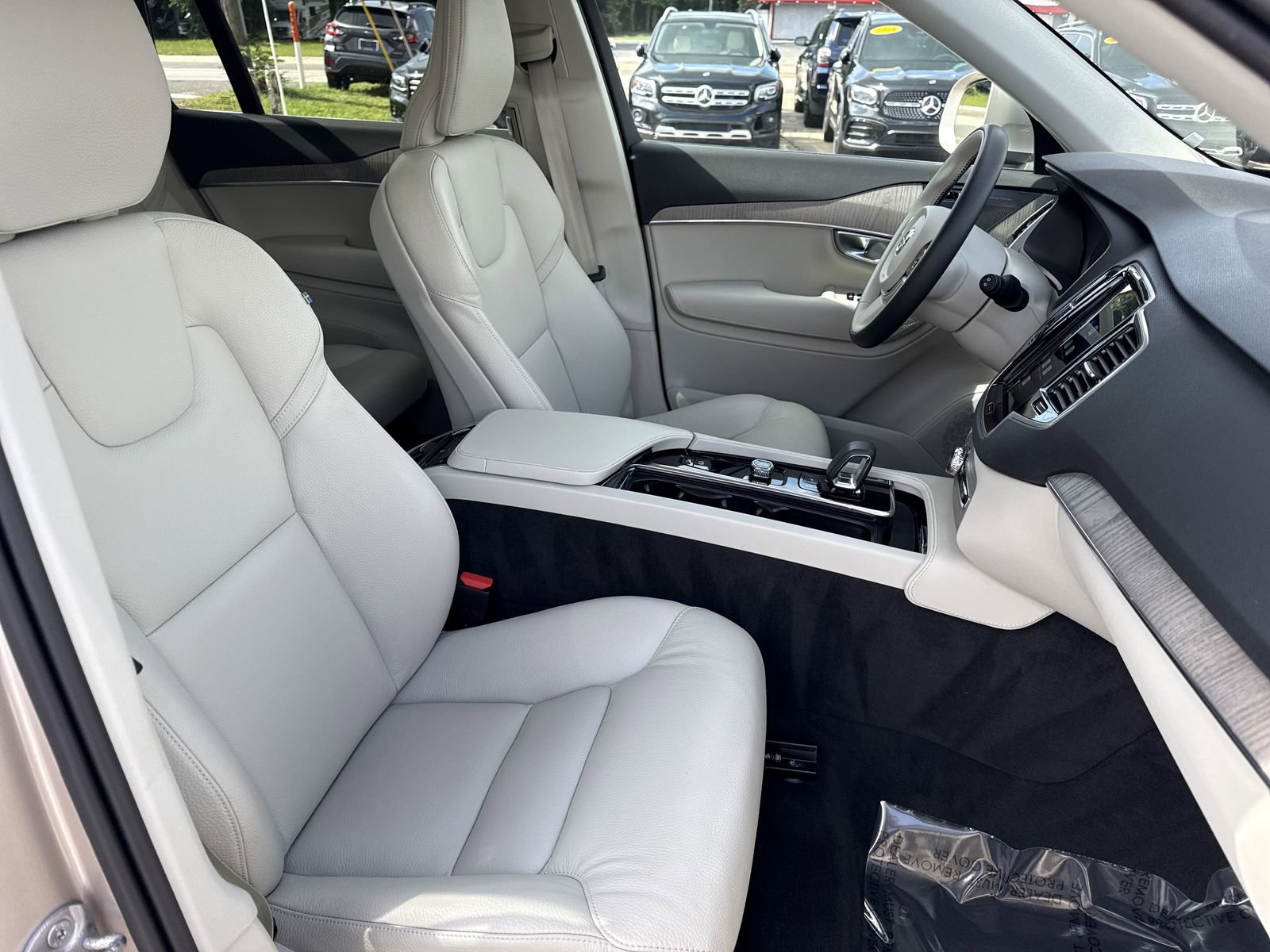 Used 2024 Volvo XC90 T8 Plus w/ Protection Package Premier image 28