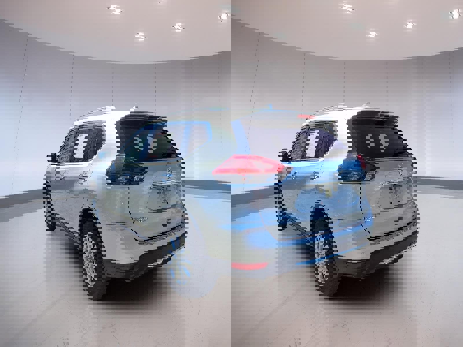 Used 2019 Nissan Rogue SV image 3