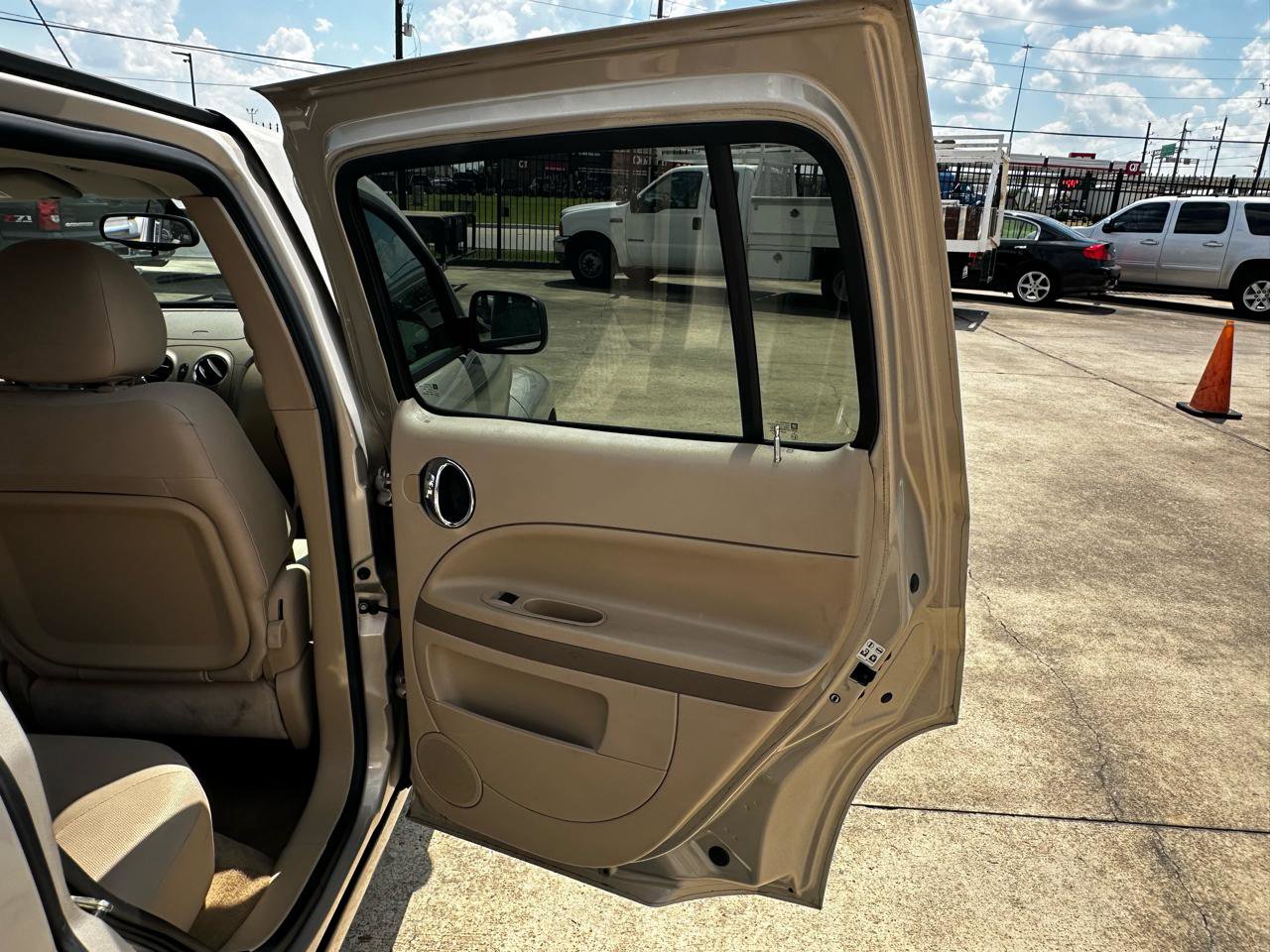 Used 2009 Chevrolet HHR LS image 28