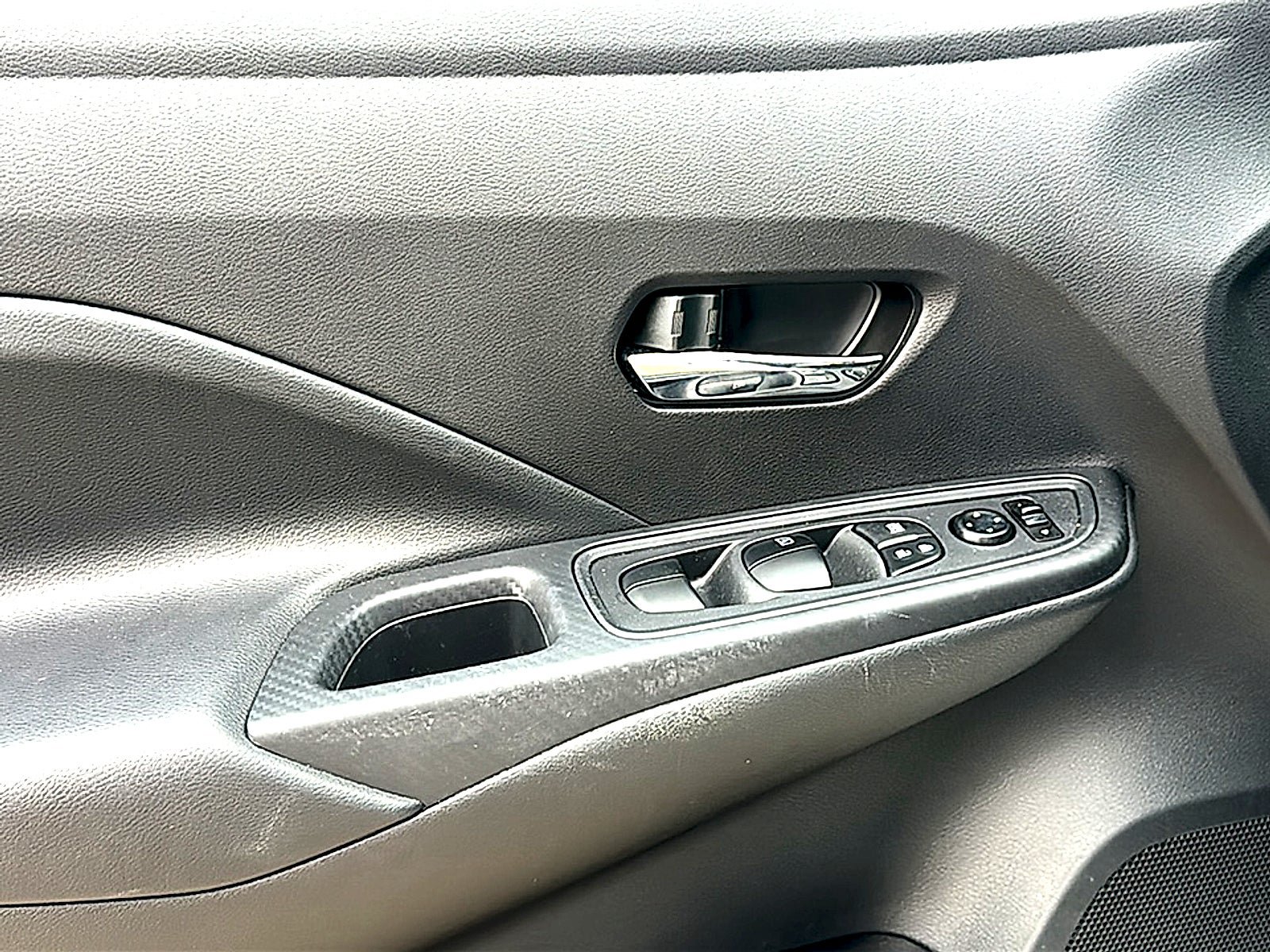 Used 2025 Nissan Versa SV w/ Trunk Package FWD image 9