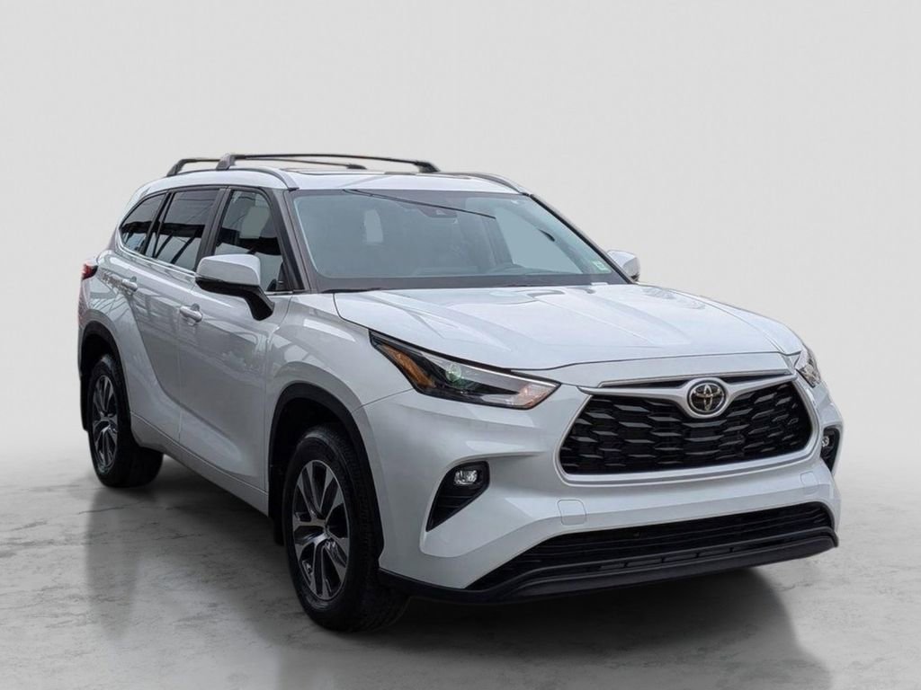 Used 2023 Toyota Highlander XLE AWD/4WD image 4