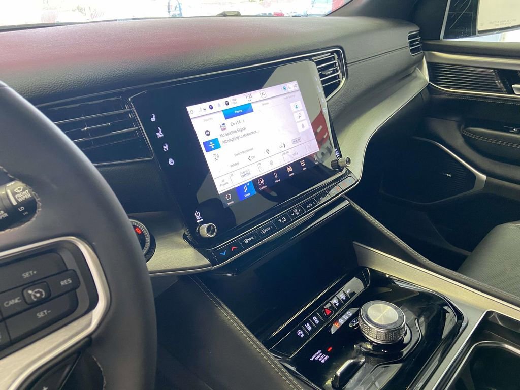 Used 2025 Jeep Wagoneer L Series II AWD/4WD image 22