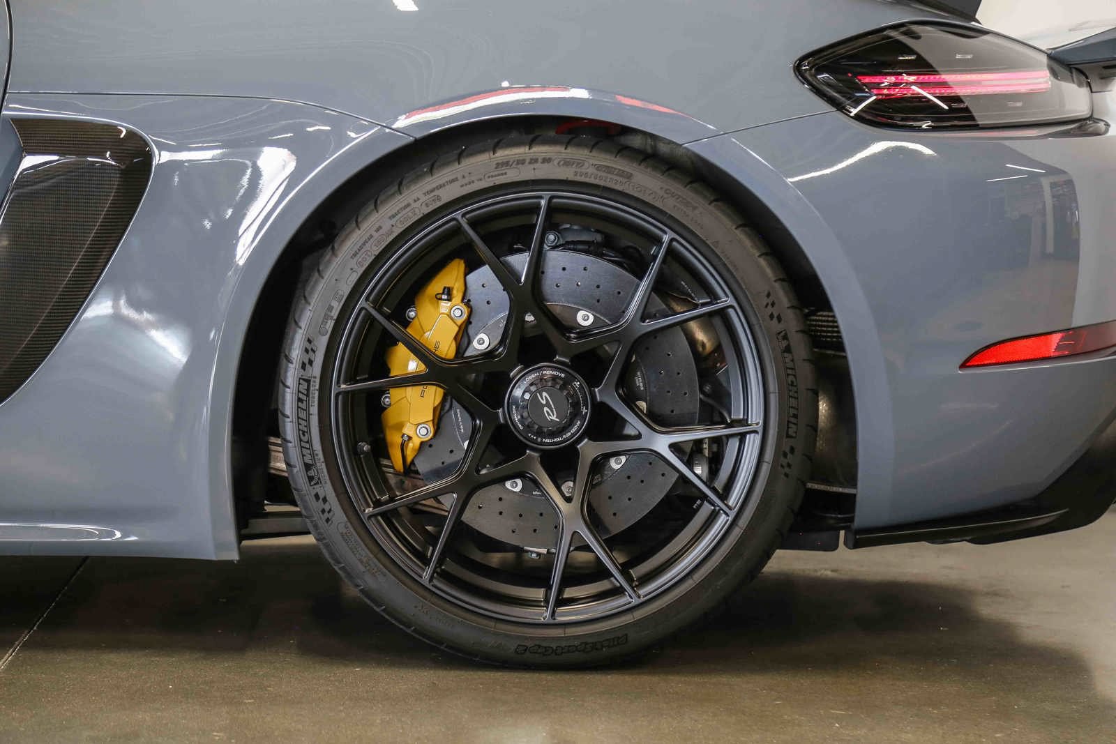 Used 2025 Porsche 718 Cayman GT4 RS w/ Weissach Package RWD image 7