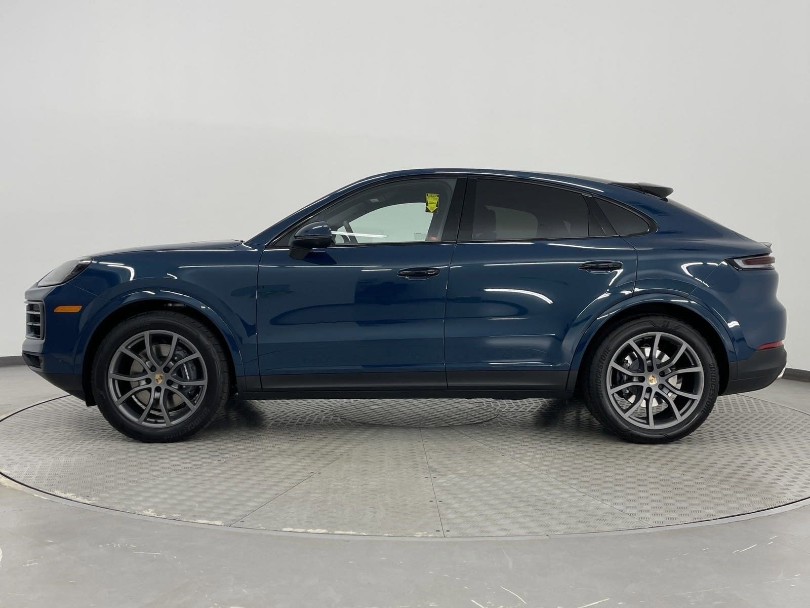 Used 2025 Porsche Cayenne Coupe image 2