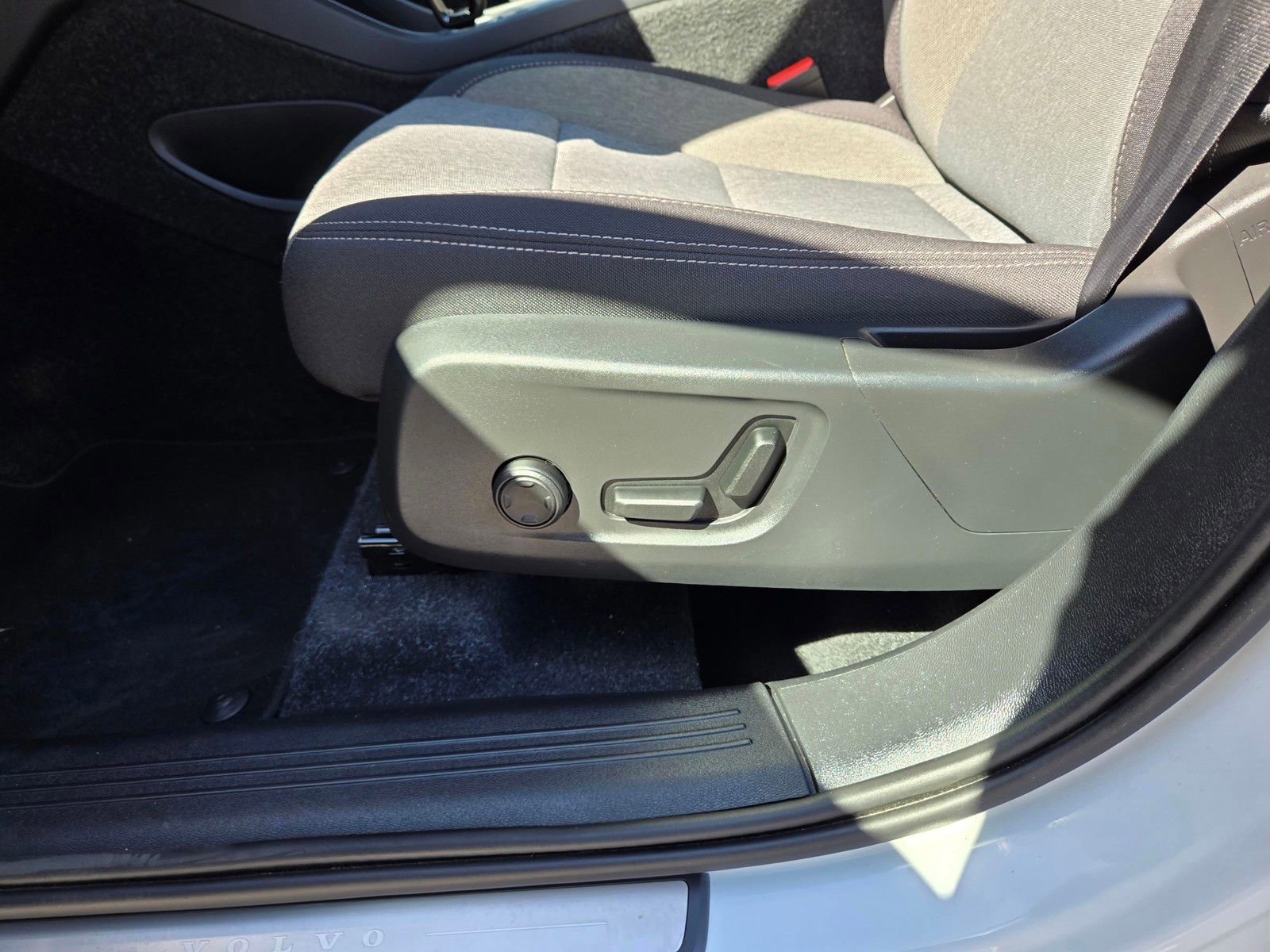 Certified 2025 Volvo XC40 B5 Core image 13