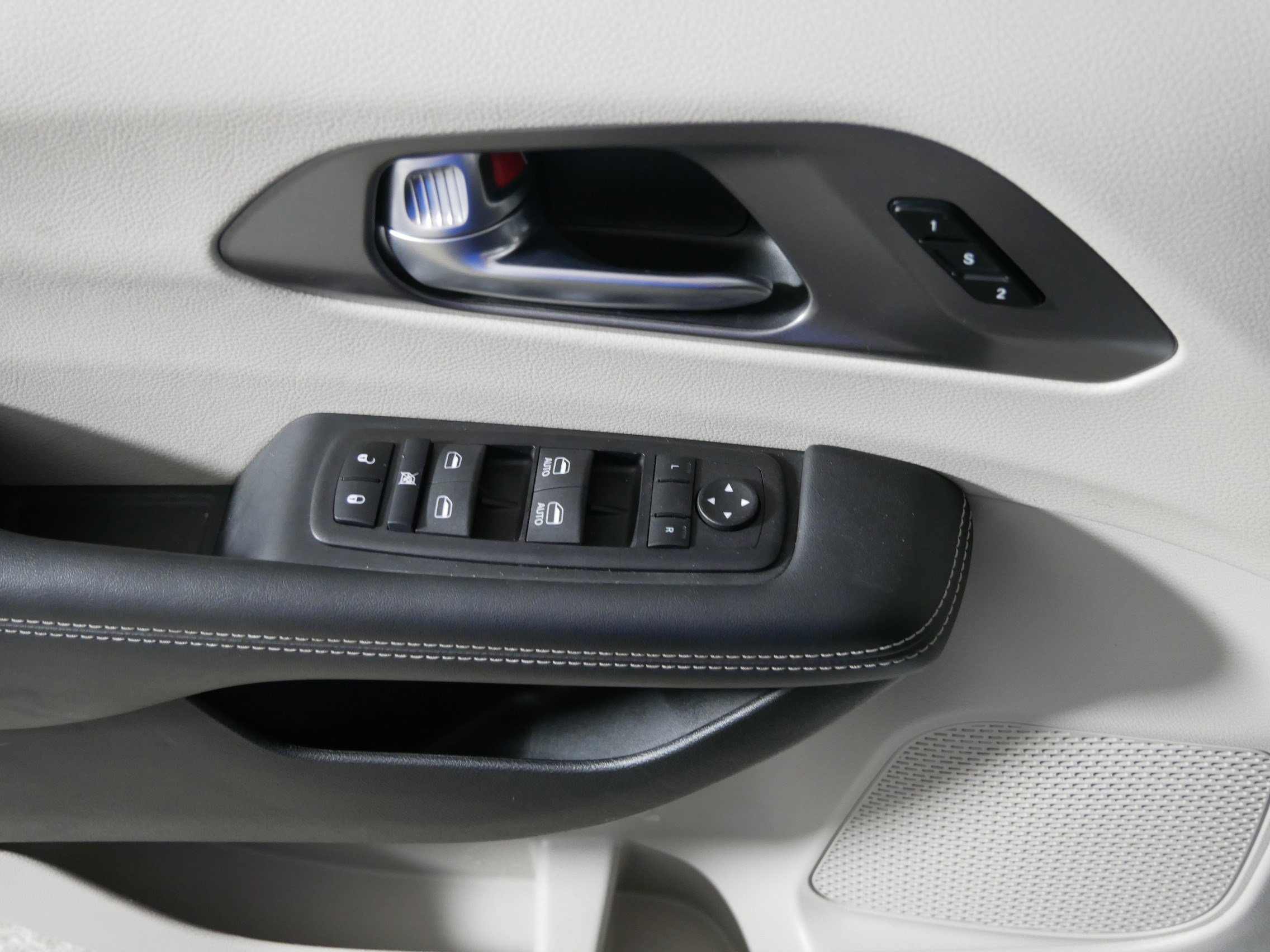 Used 2024 Chrysler Pacifica Touring-L image 19