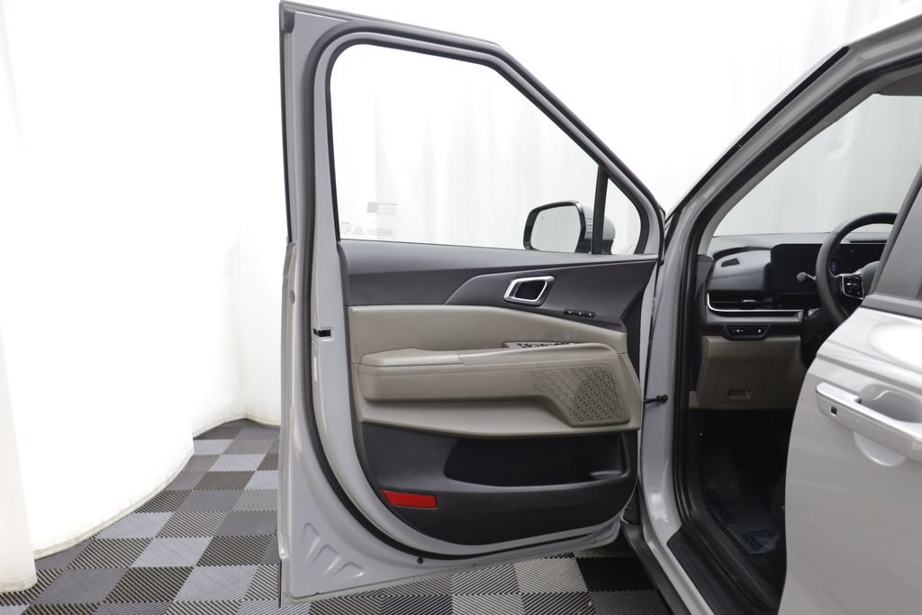 Used 2025 Kia Carnival EX FWD image 4