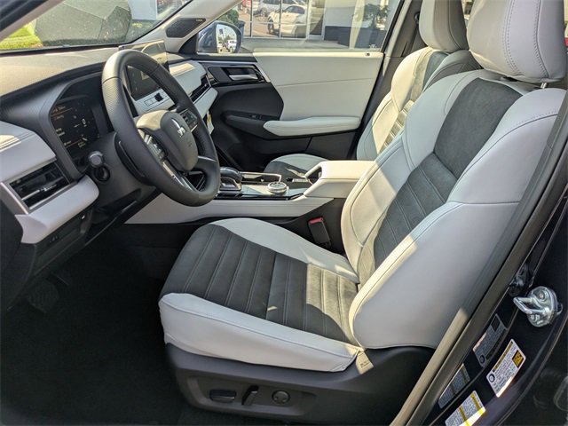 New 2025 Mitsubishi Outlander SE image 14