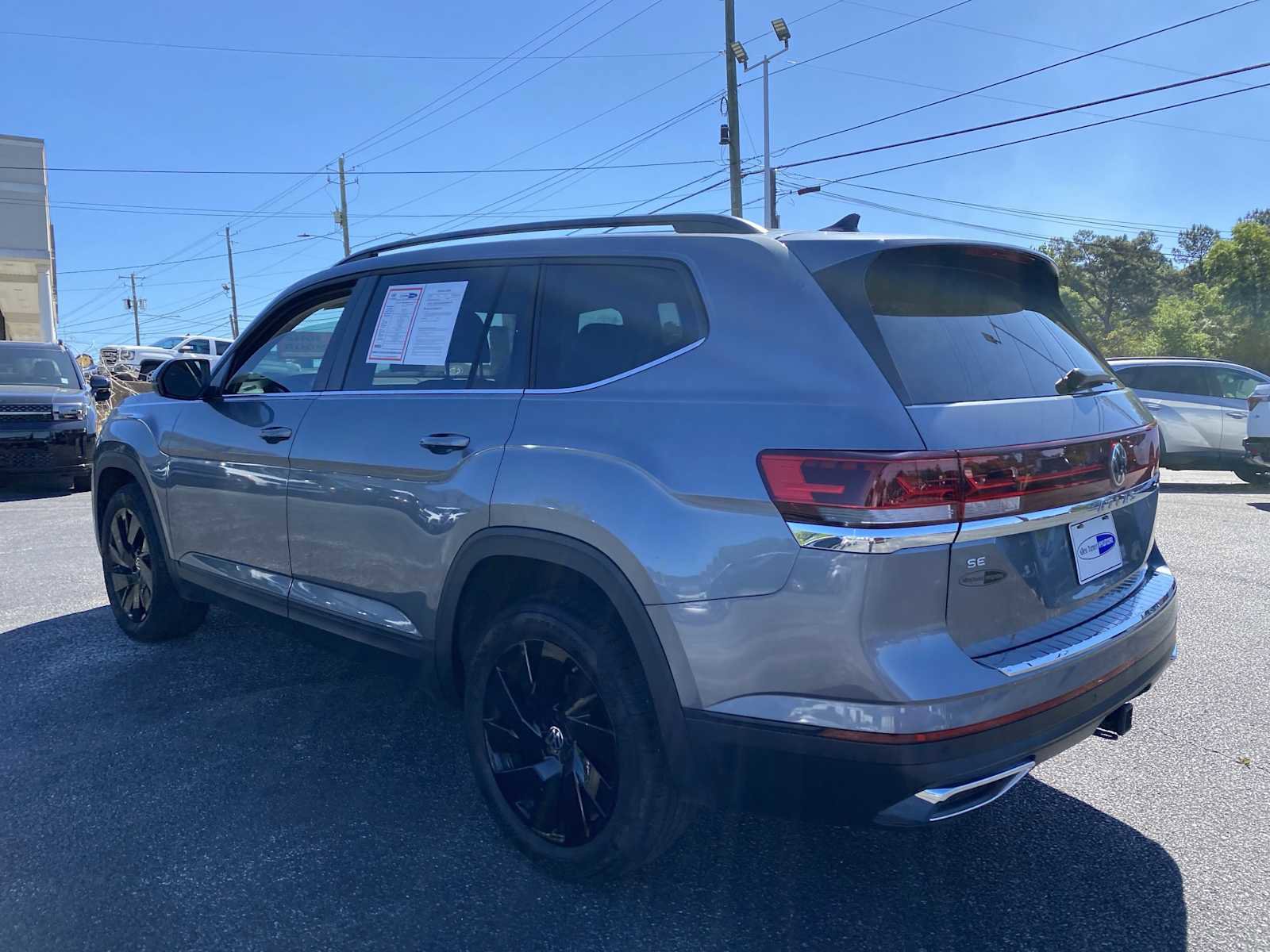 Used 2024 Volkswagen Atlas SE w/ Black Wheel Package image 7