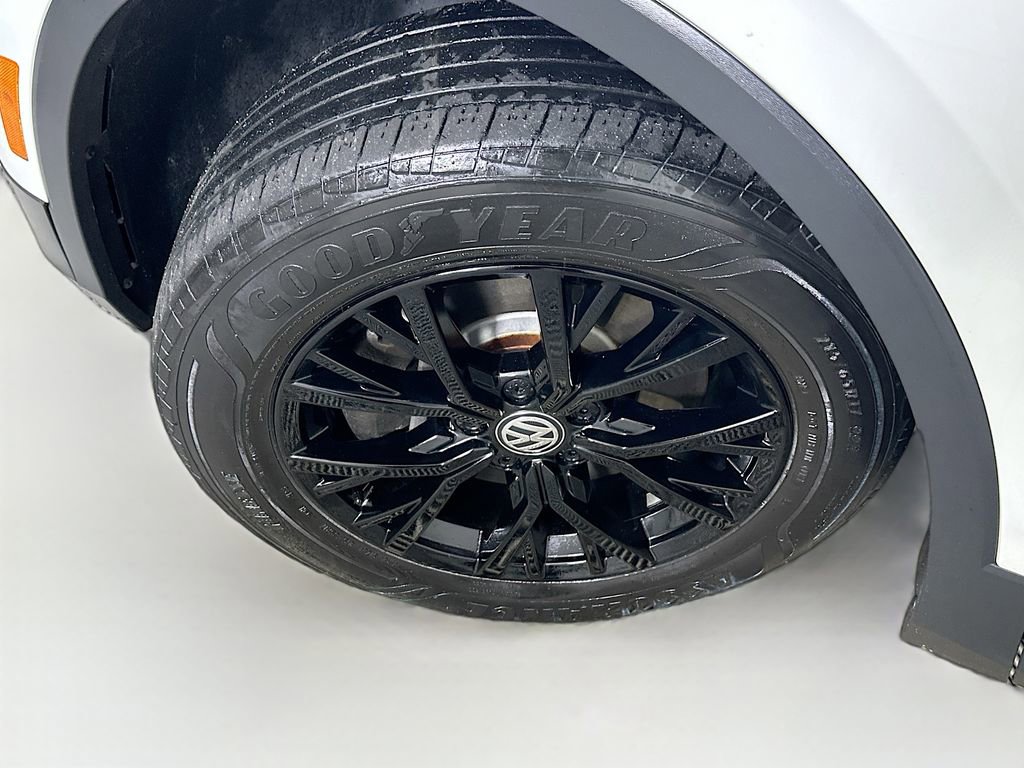 Certified 2021 Volkswagen Tiguan SE w/ Panoramic Sunroof Package image 24