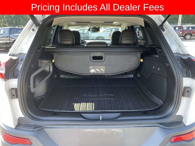 Used 2017 Jeep Cherokee Trailhawk AWD/4WD image 14