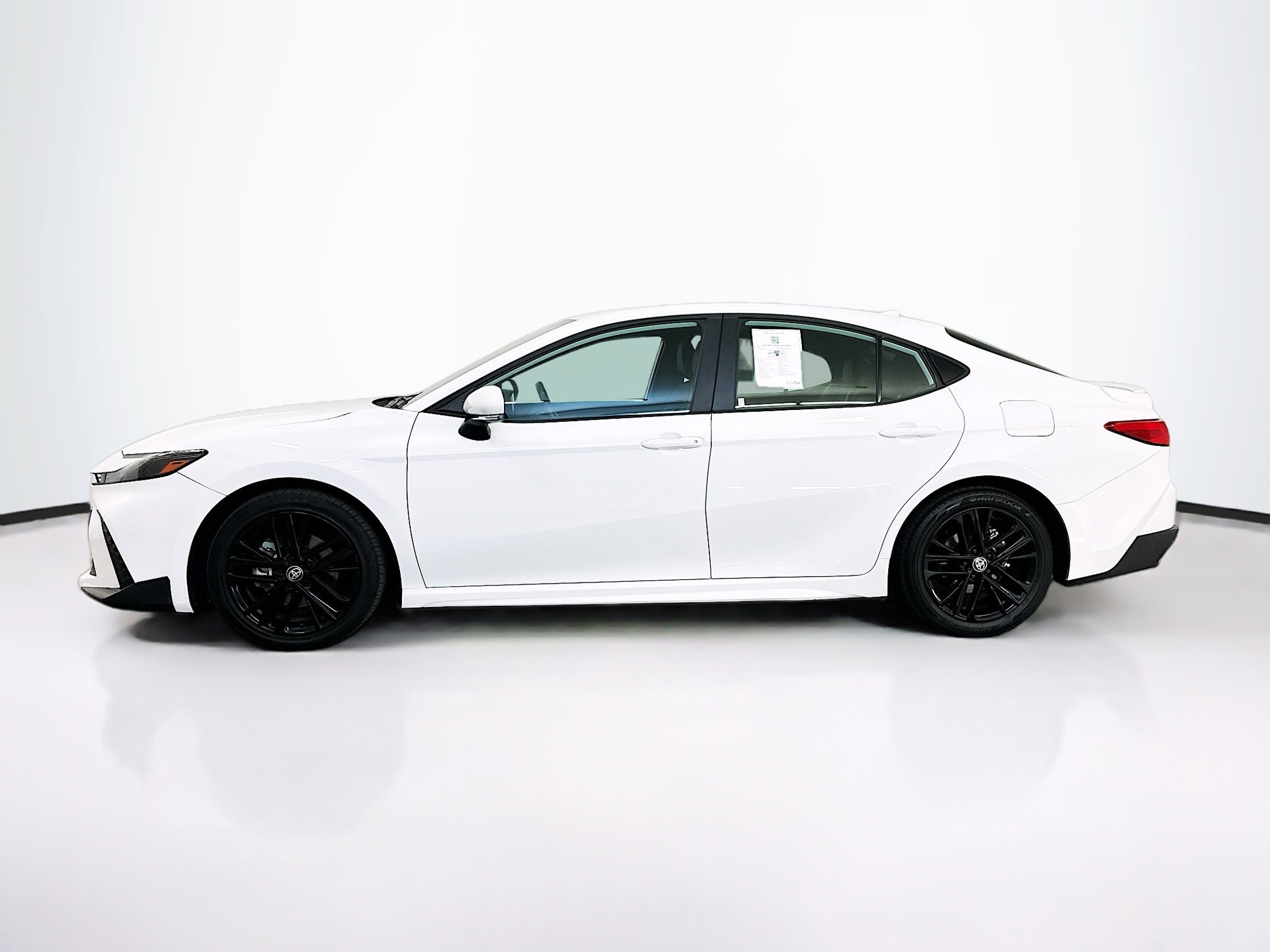 Used 2025 Toyota Camry SE image 4