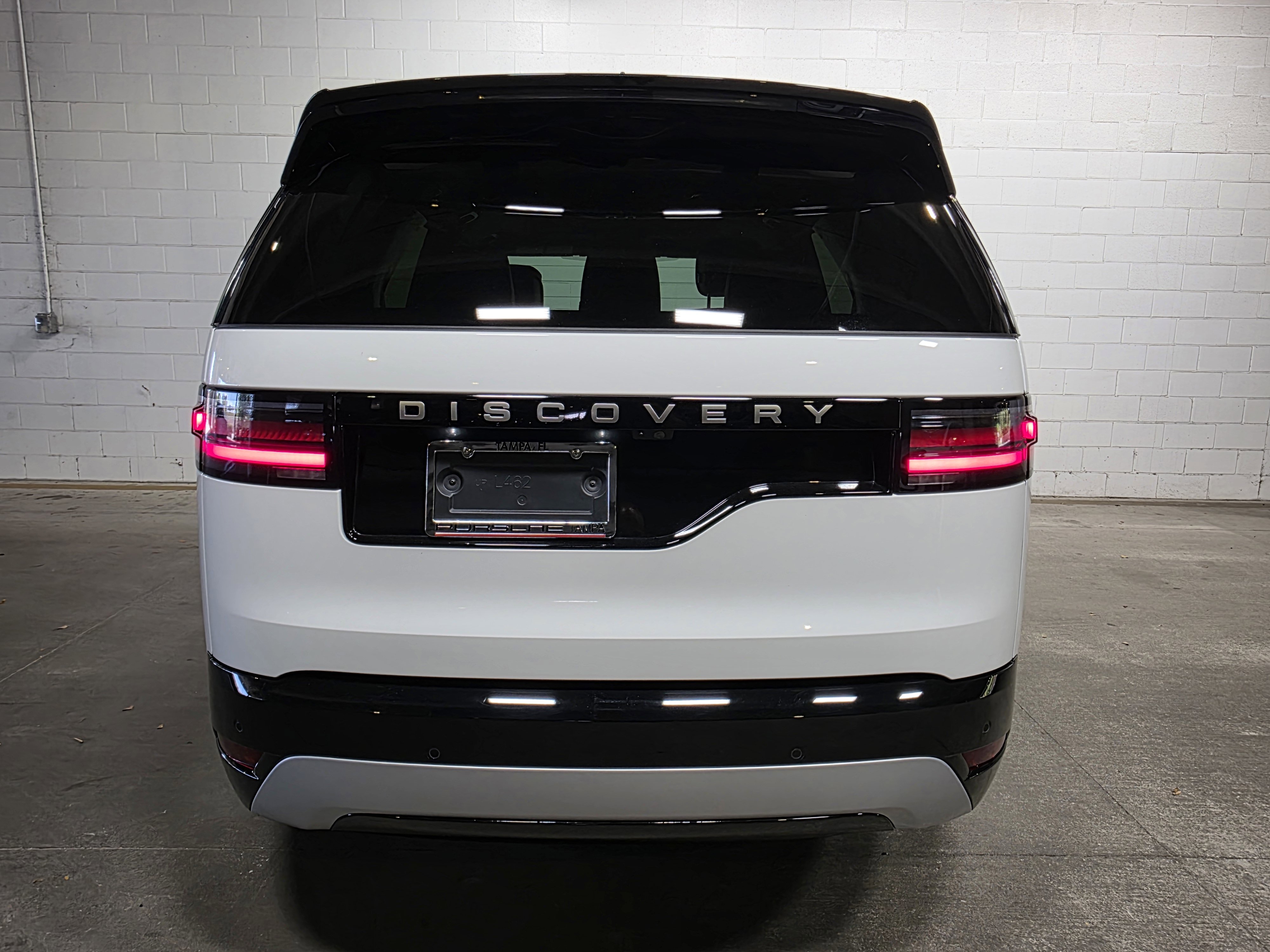 Used 2024 Land Rover Discovery Metropolitan Edition image 6