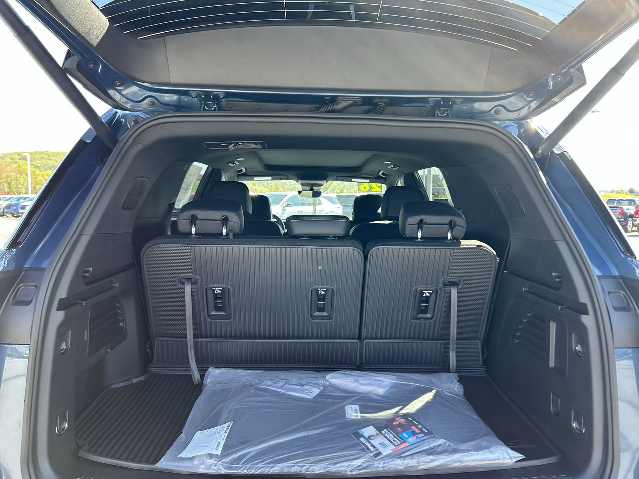 New 2026 Chevrolet Traverse LT w/ Sun and Wheel Package AWD/4WD image 18